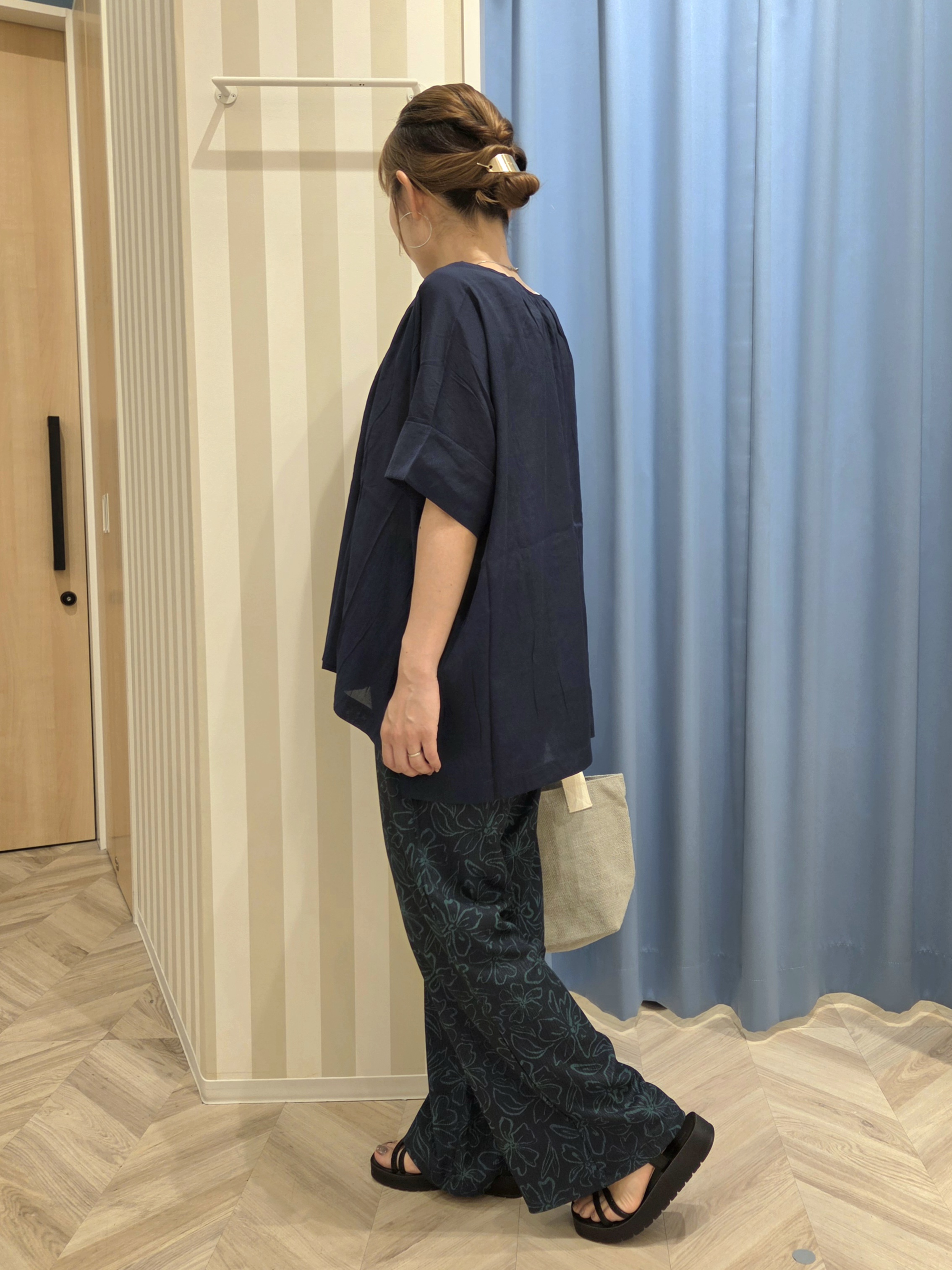 Ikumiさんの「SHOO･LA･RUE｜【2点セット/洗濯機可】大人の抜け感 インせず決まるリボン付きブラウス＆タンクトップ」を使ったコーディネート