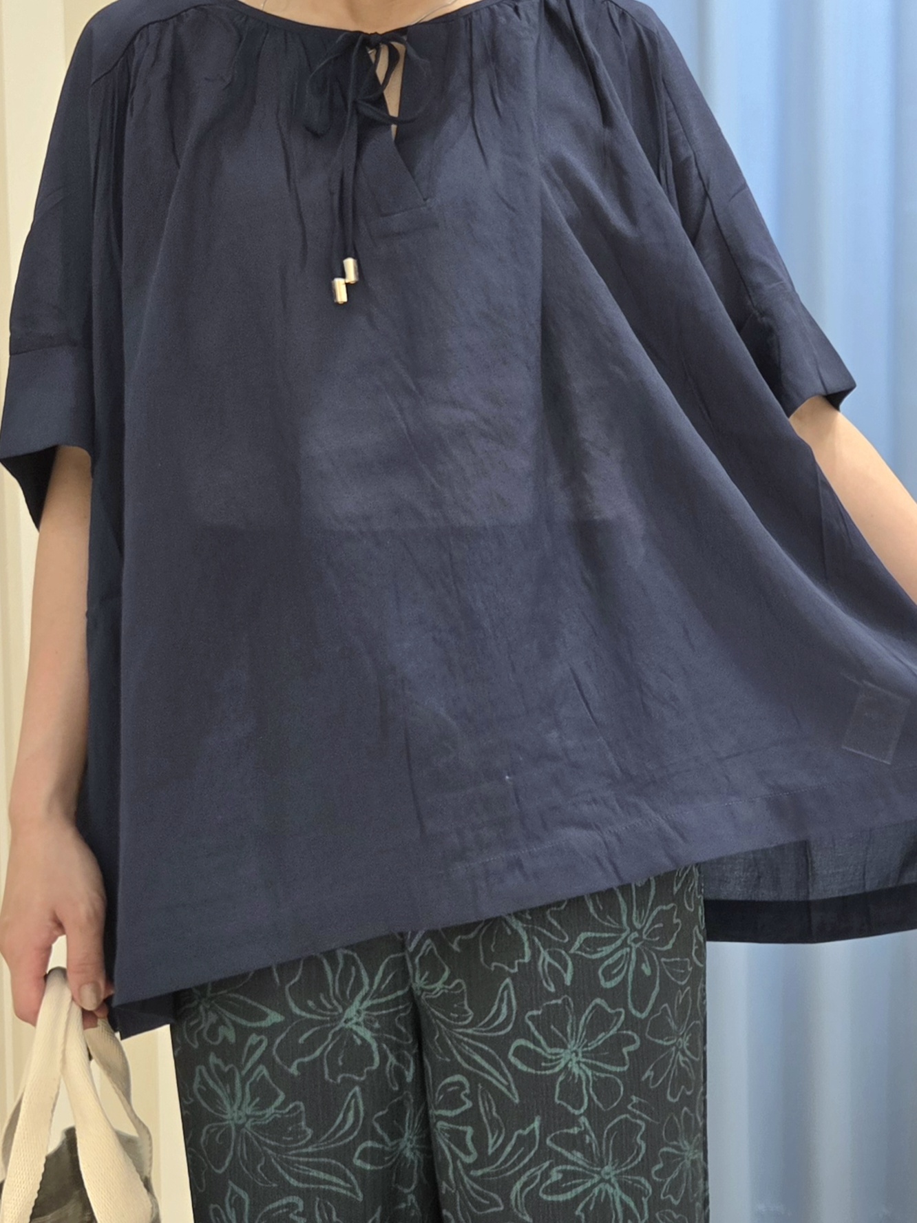 Ikumiさんの「SHOO･LA･RUE｜【2点セット/洗濯機可】大人の抜け感 インせず決まるリボン付きブラウス＆タンクトップ」を使ったコーディネート