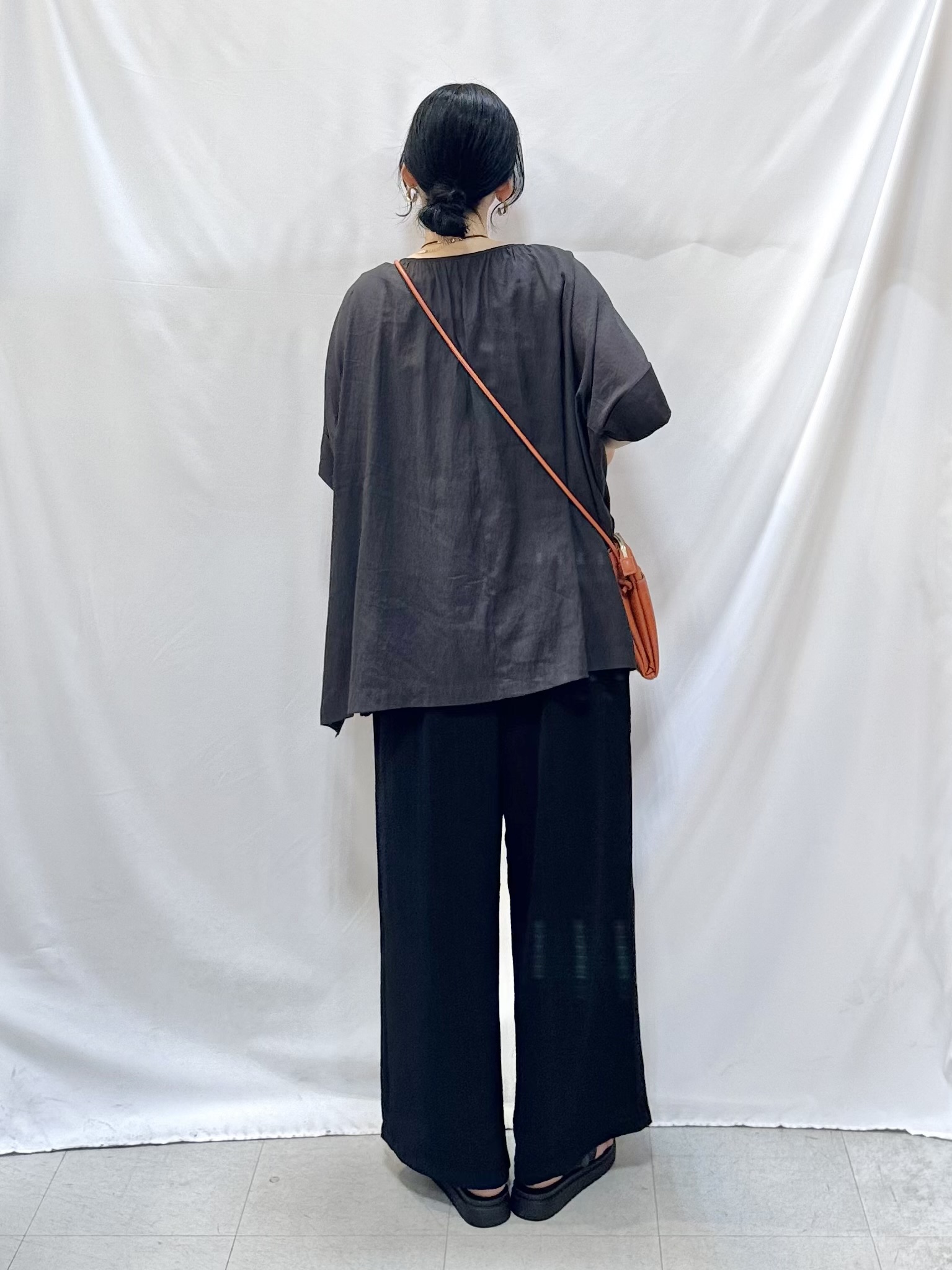 𝐇𝐢𝐫𝐨𝐦𝐢さんの「SHOO･LA･RUE｜【2点セット/洗濯機可】大人の抜け感 インせず決まるリボン付きブラウス＆タンクトップ」を使ったコーディネート