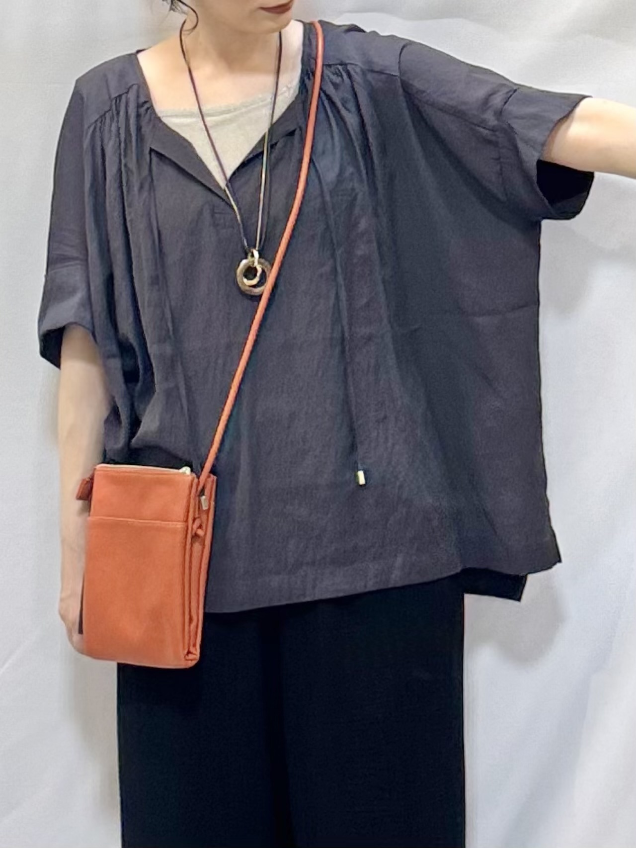 𝐇𝐢𝐫𝐨𝐦𝐢さんの「SHOO･LA･RUE｜【2点セット/洗濯機可】大人の抜け感 インせず決まるリボン付きブラウス＆タンクトップ」を使ったコーディネート