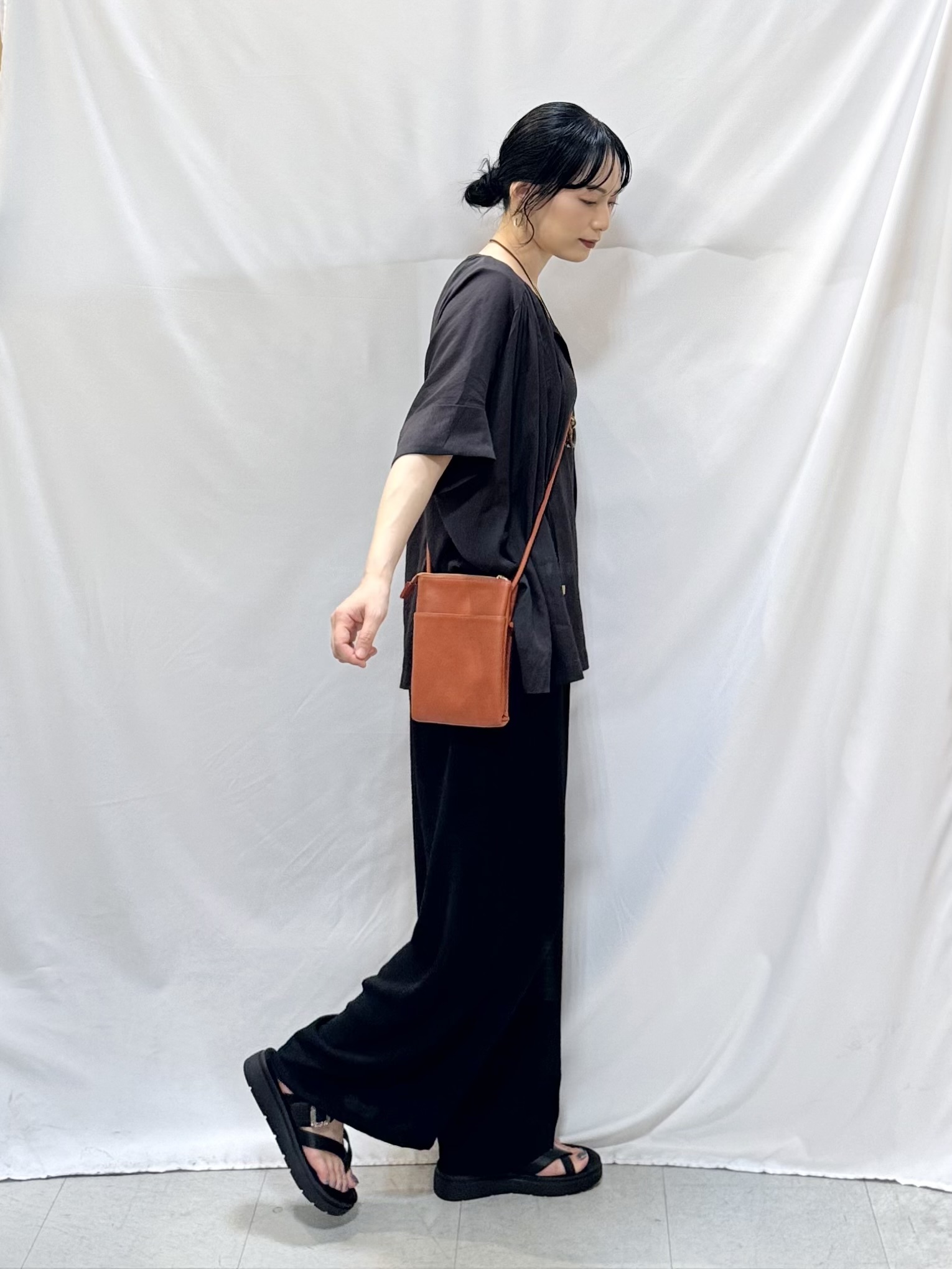 𝐇𝐢𝐫𝐨𝐦𝐢さんの「SHOO･LA･RUE｜【2点セット/洗濯機可】大人の抜け感 インせず決まるリボン付きブラウス＆タンクトップ」を使ったコーディネート