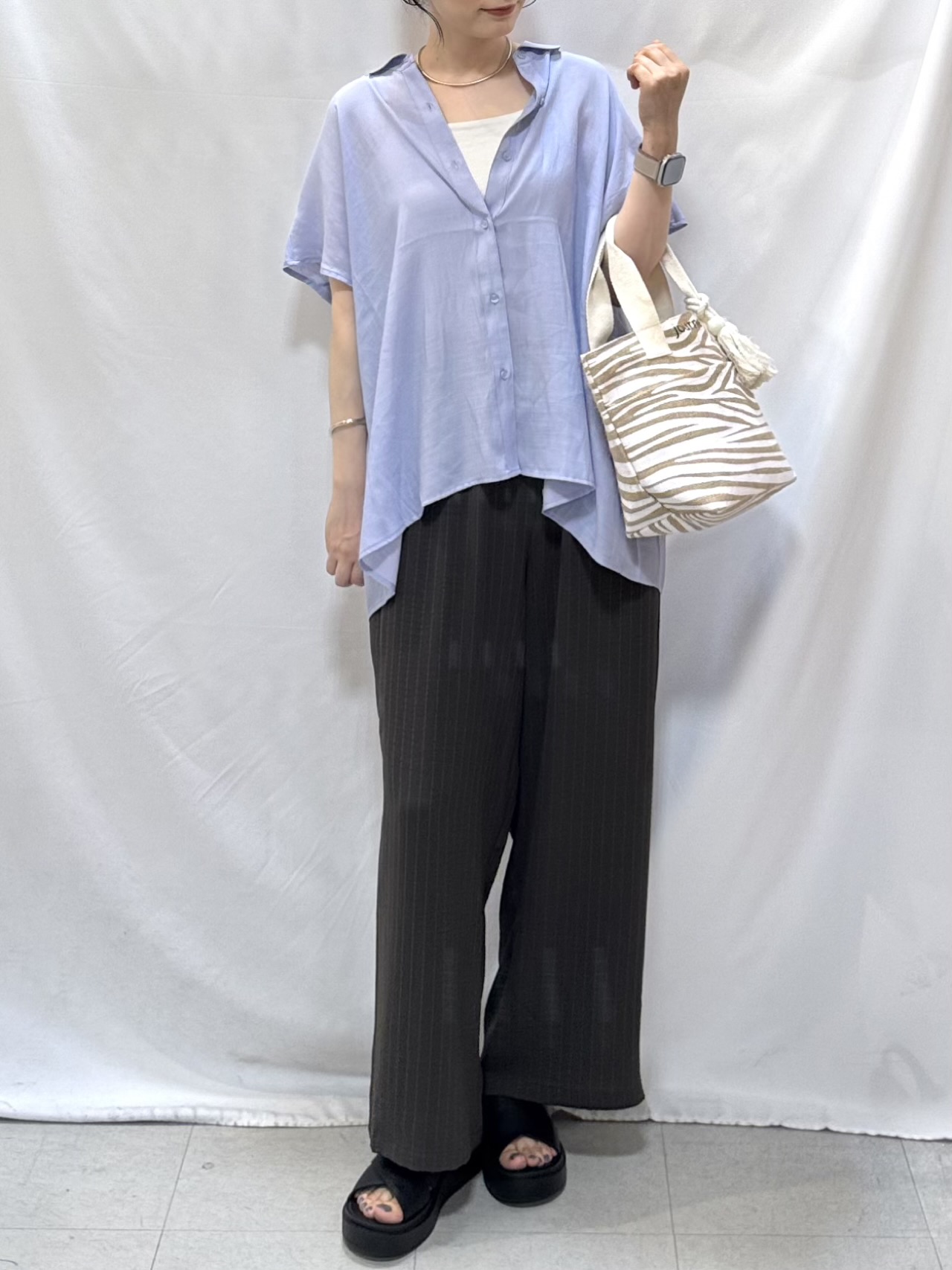 𝐇𝐢𝐫𝐨𝐦𝐢さんの「SHOO･LA･RUE｜【UV/洗濯機可】ほんのりシアーで上品な バックギャザーブラウス」を使ったコーディネート