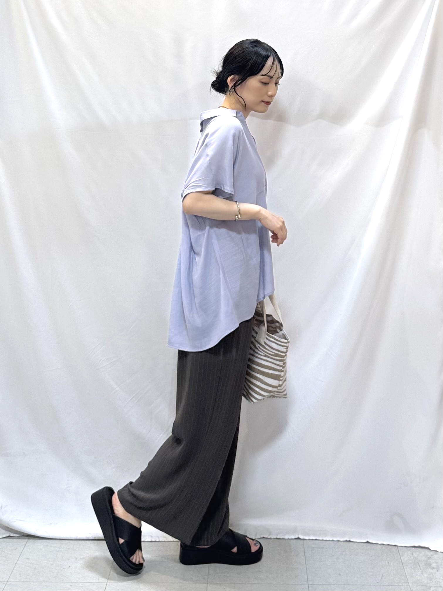𝐇𝐢𝐫𝐨𝐦𝐢さんの「SHOO･LA･RUE｜【UV/洗濯機可】ほんのりシアーで上品な バックギャザーブラウス」を使ったコーディネート
