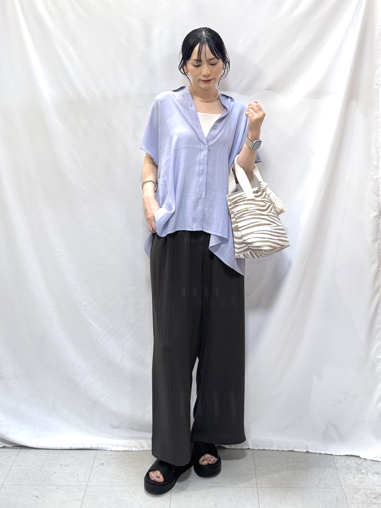 𝐇𝐢𝐫𝐨𝐦𝐢さんの「SHOO･LA･RUE｜【UV/洗濯機可】ほんのりシアーで上品な バックギャザーブラウス」を使ったコーディネート