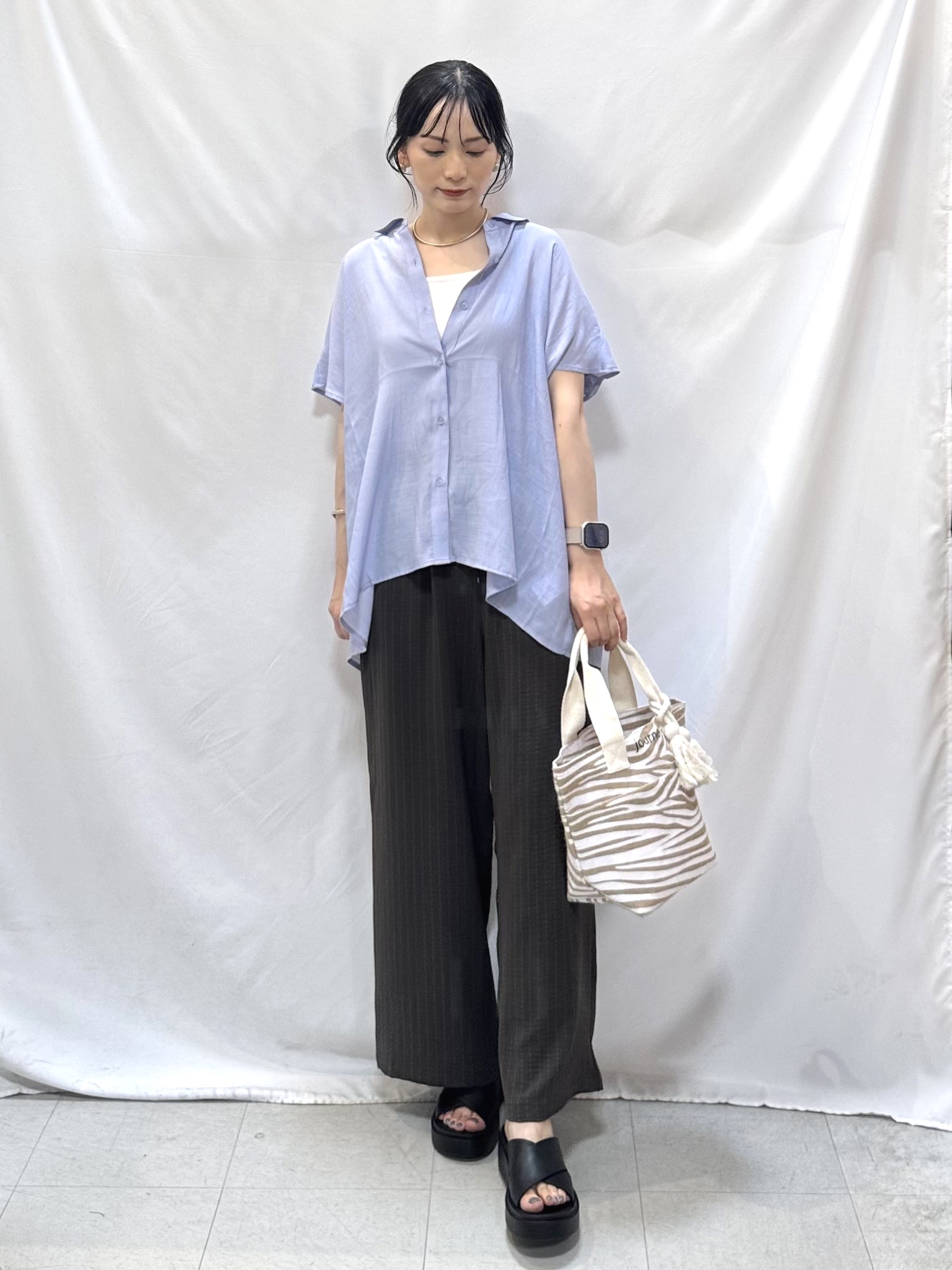 𝐇𝐢𝐫𝐨𝐦𝐢さんの「SHOO･LA･RUE｜【UV/洗濯機可】ほんのりシアーで上品な バックギャザーブラウス」を使ったコーディネート