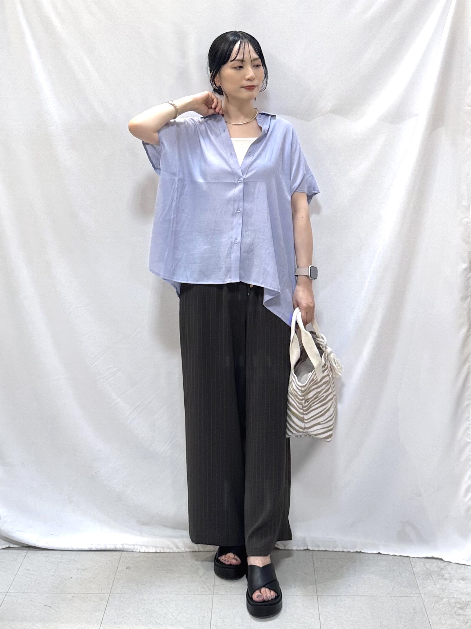 𝐇𝐢𝐫𝐨𝐦𝐢さんの「SHOO･LA･RUE｜【UV/洗濯機可】ほんのりシアーで上品な バックギャザーブラウス」を使ったコーディネート