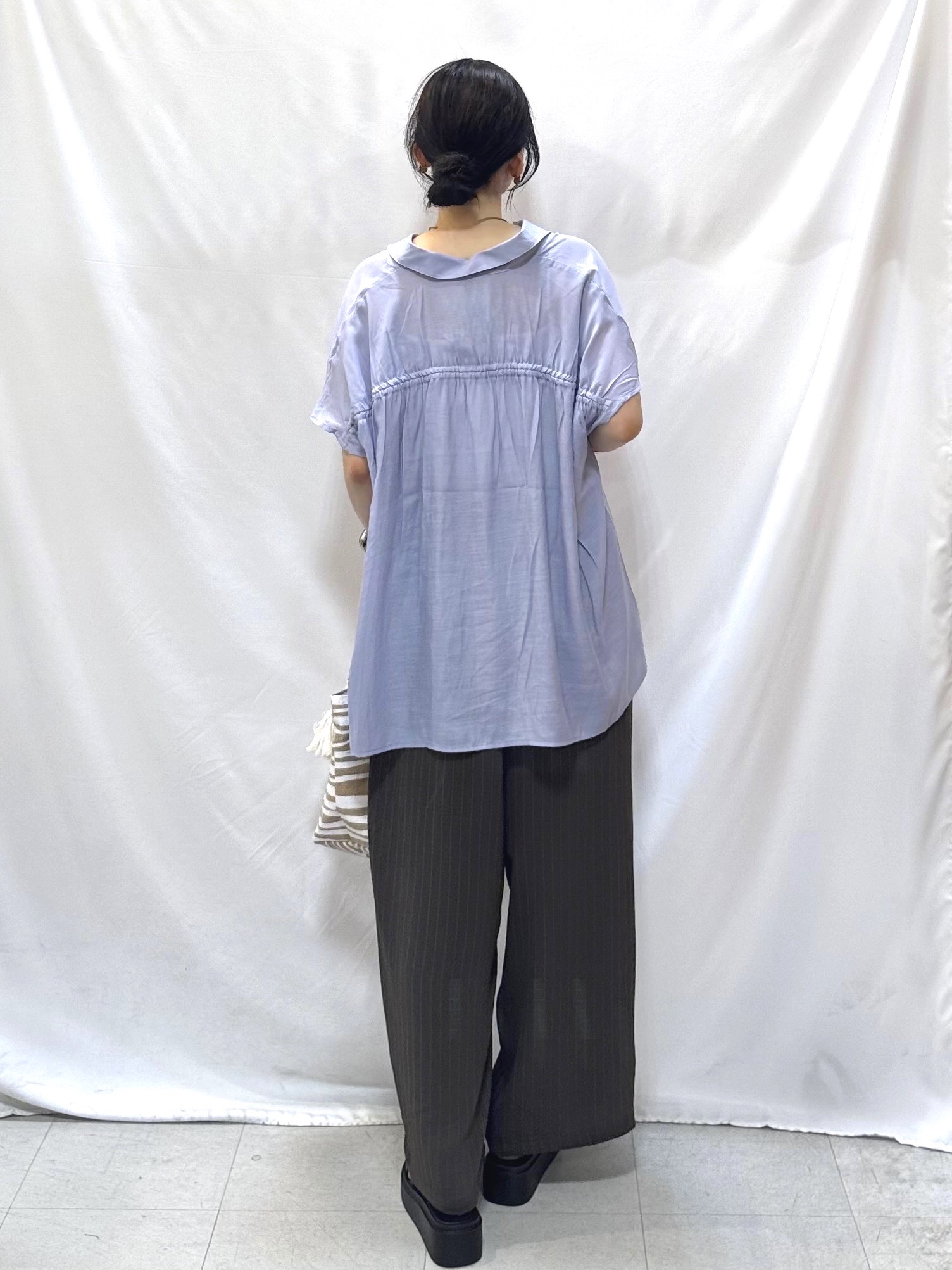 𝐇𝐢𝐫𝐨𝐦𝐢さんの「SHOO･LA･RUE｜【UV/洗濯機可】ほんのりシアーで上品な バックギャザーブラウス」を使ったコーディネート