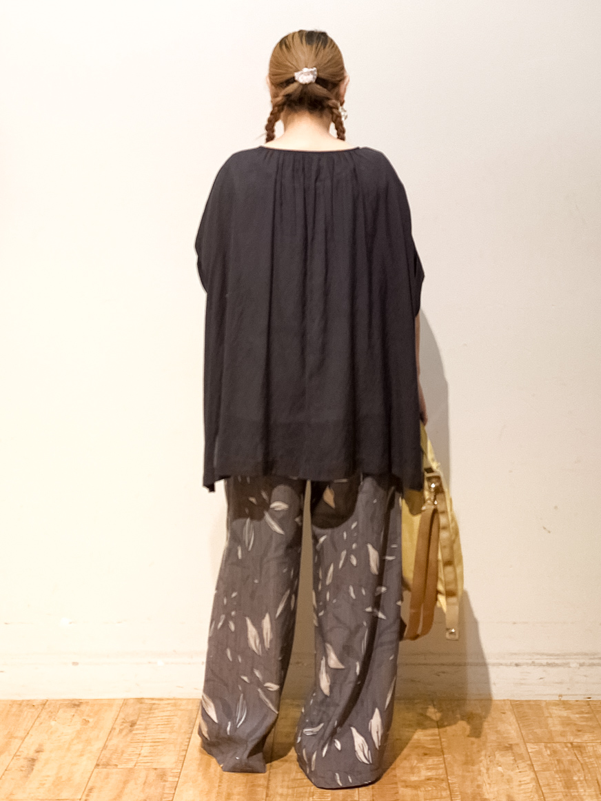 MEGさんの「SHOO･LA･RUE｜【2点セット/洗濯機可】大人の抜け感 インせず決まるリボン付きブラウス＆タンクトップ」を使ったコーディネート