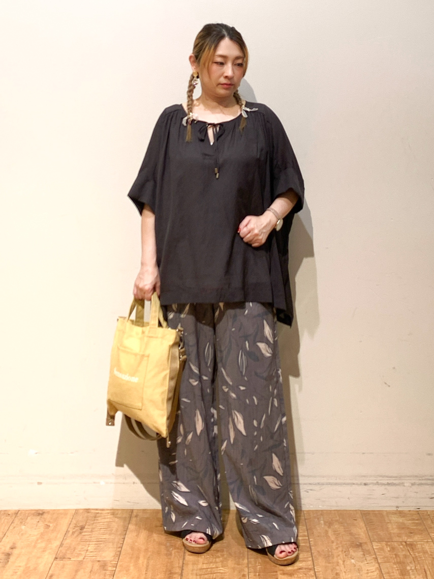 MEGさんの「SHOO･LA･RUE｜【2点セット/洗濯機可】大人の抜け感 インせず決まるリボン付きブラウス＆タンクトップ」を使ったコーディネート