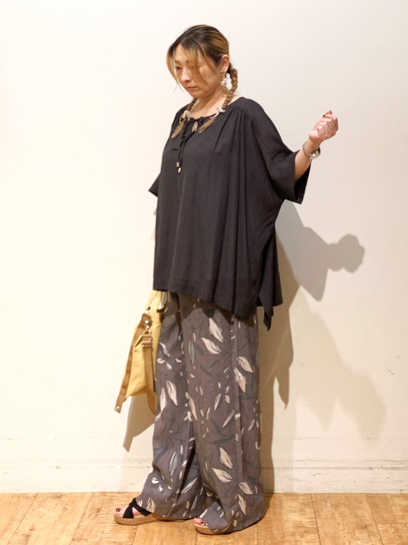 MEGさんの「SHOO･LA･RUE｜【2点セット/洗濯機可】大人の抜け感 インせず決まるリボン付きブラウス＆タンクトップ」を使ったコーディネート