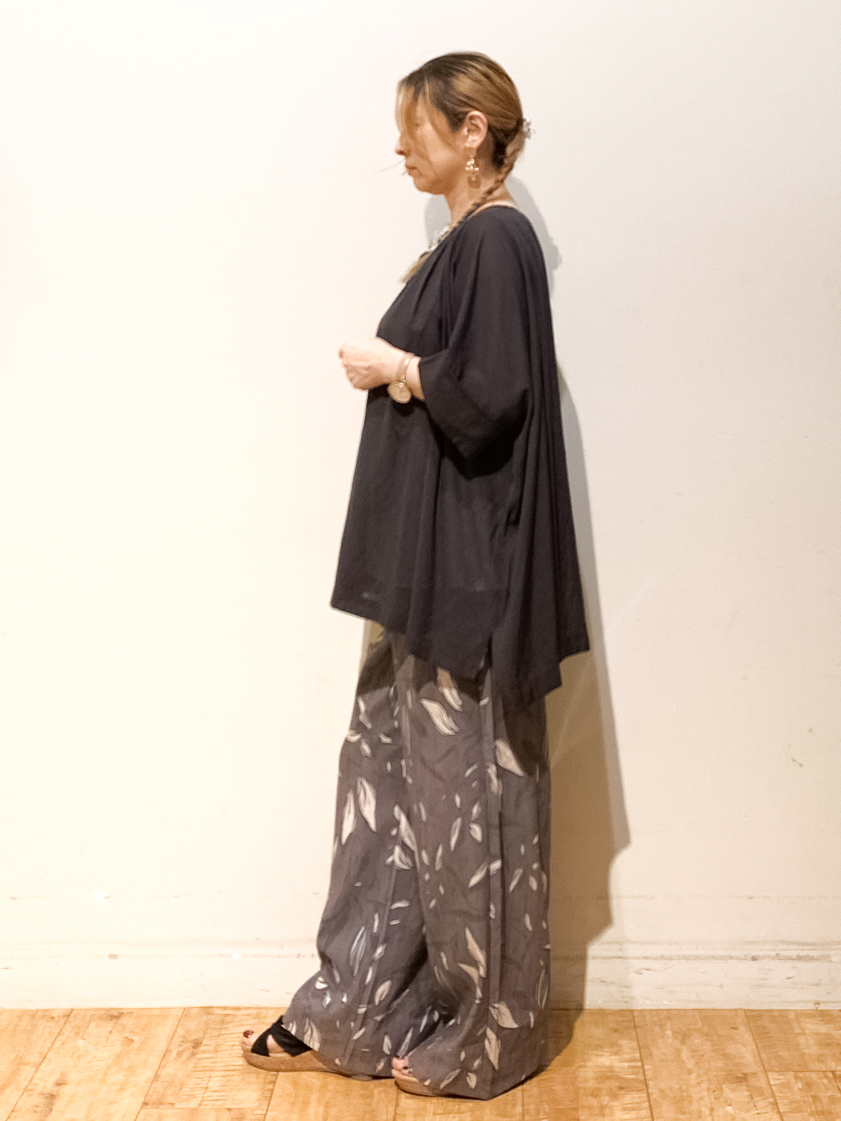 MEGさんの「SHOO･LA･RUE｜【2点セット/洗濯機可】大人の抜け感 インせず決まるリボン付きブラウス＆タンクトップ」を使ったコーディネート