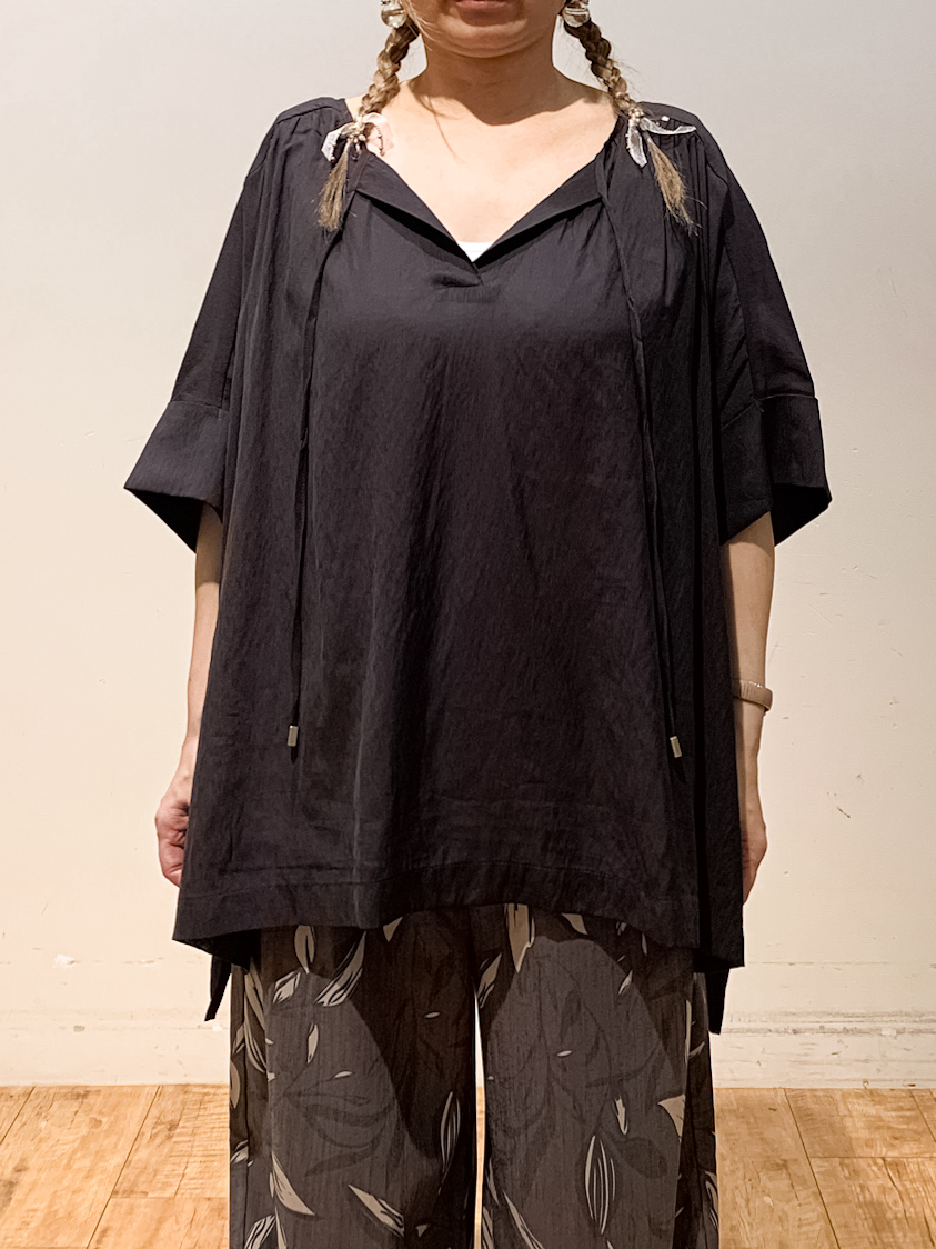 MEGさんの「SHOO･LA･RUE｜【2点セット/洗濯機可】大人の抜け感 インせず決まるリボン付きブラウス＆タンクトップ」を使ったコーディネート