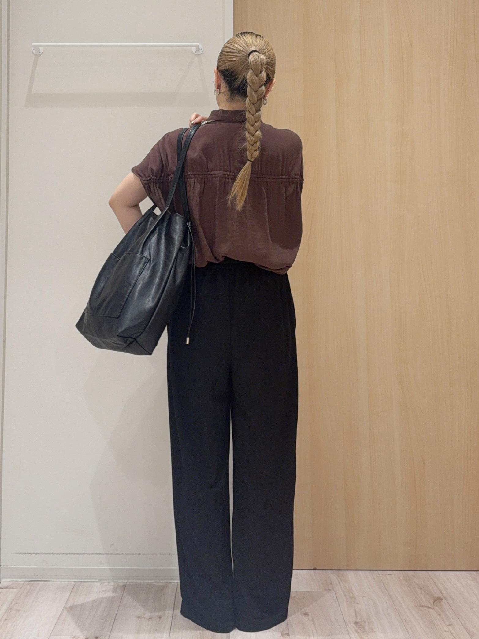 KAIRIさんの「SHOO･LA･RUE｜【UV/洗濯機可】ほんのりシアーで上品な バックギャザーブラウス」を使ったコーディネート