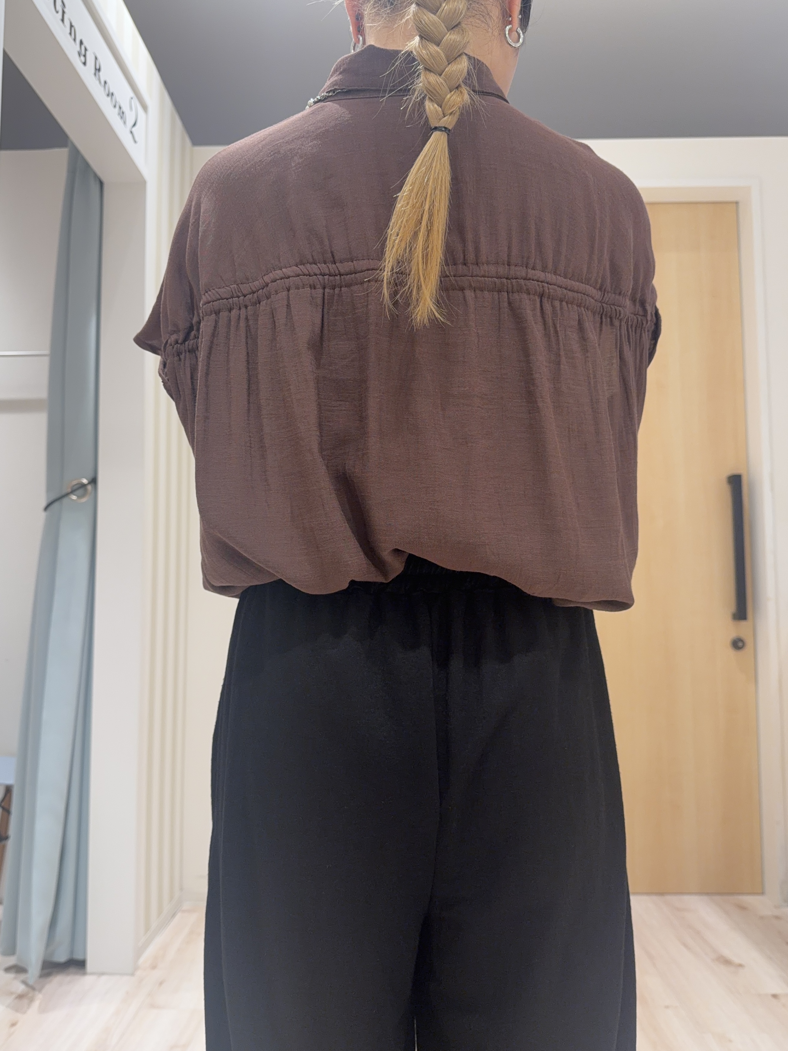 KAIRIさんの「SHOO･LA･RUE｜【UV/洗濯機可】ほんのりシアーで上品な バックギャザーブラウス」を使ったコーディネート