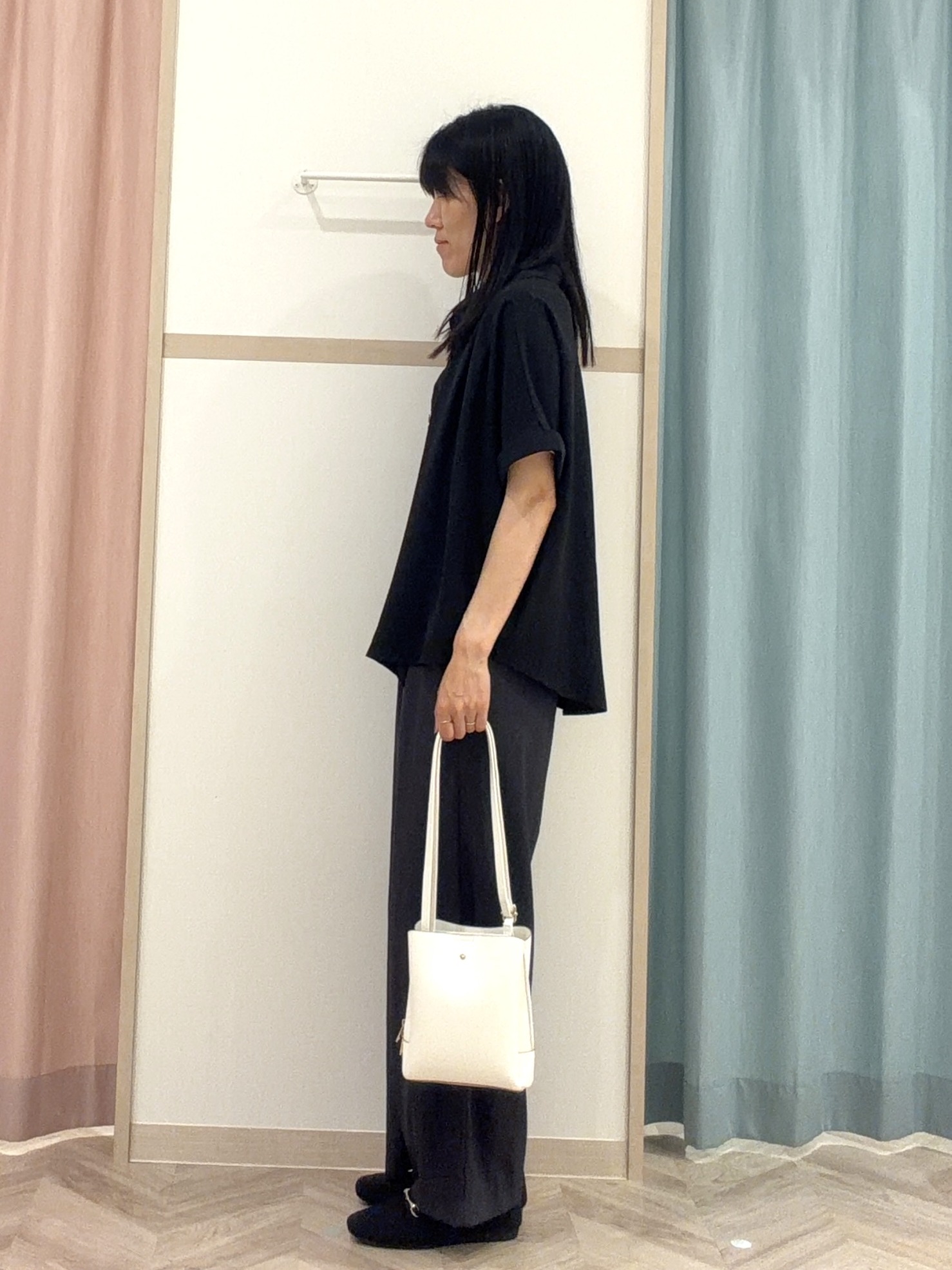 大西直穂さんの「SHOO･LA･RUE｜【洗濯後しわになりにくい/体型カバー】二の腕も隠せる　お袖ロールアップ半袖シャツ」を使ったコーディネート