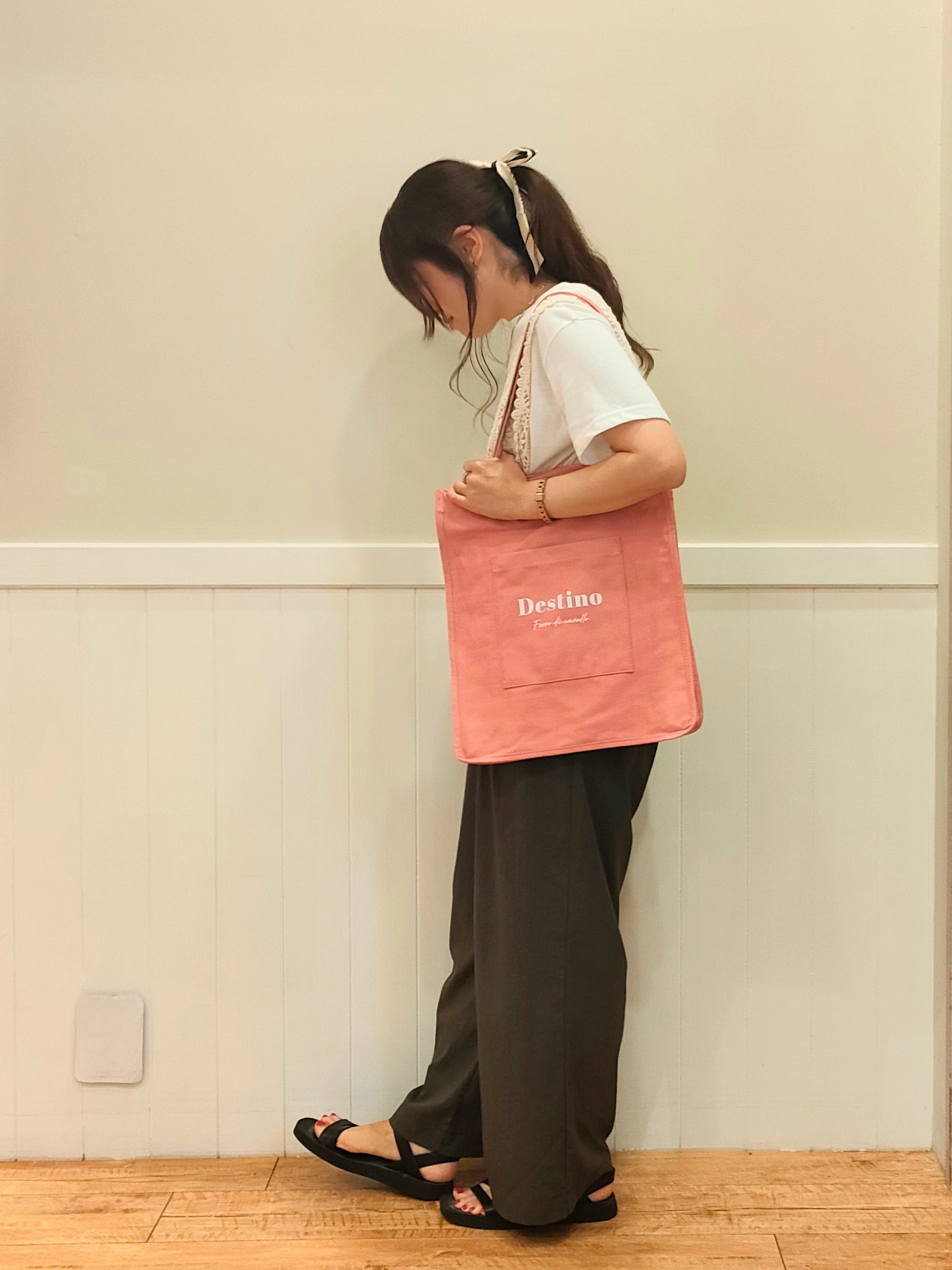 NMさんの「SHOO･LA･RUE｜【2点セット/体型カバー】瞬間レイヤードコーデが完成 クロシェ編みベスト+ロゴT」を使ったコーディネート