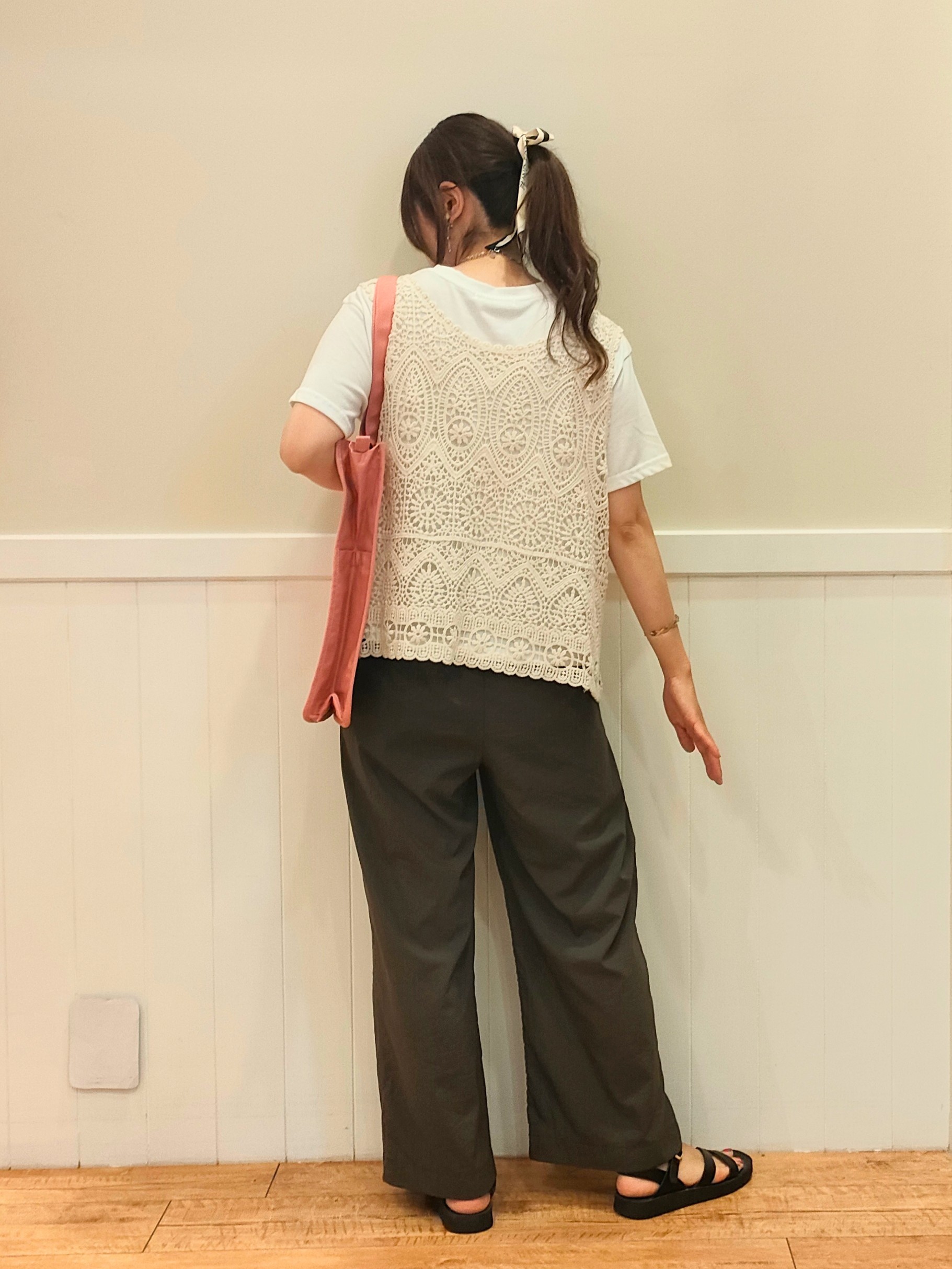 NMさんの「SHOO･LA･RUE｜【2点セット/体型カバー】瞬間レイヤードコーデが完成 クロシェ編みベスト+ロゴT」を使ったコーディネート