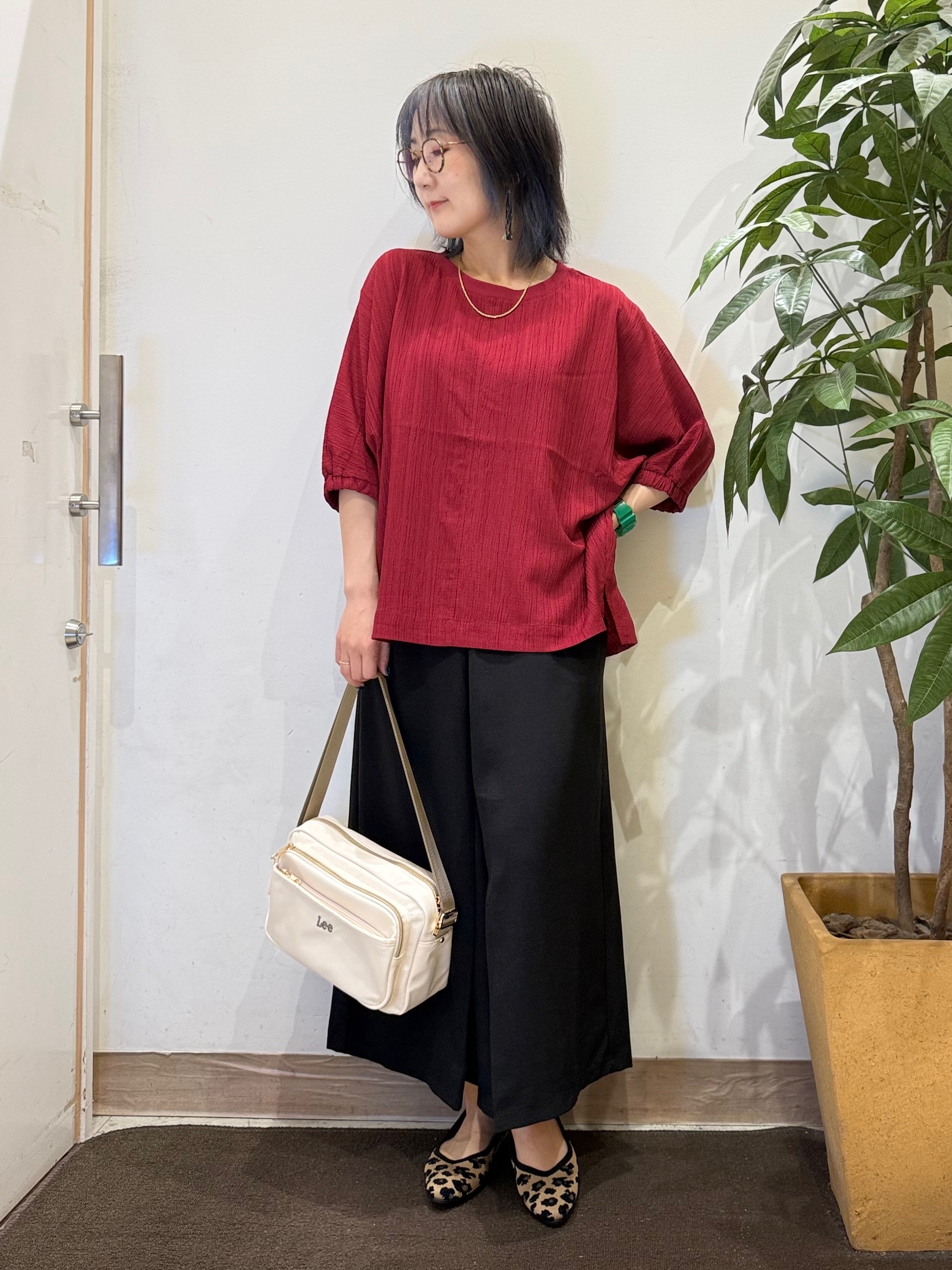 misakiさんの「SHOO･LA･RUE｜【インせず着られる/洗濯後しわになりにくい】しぼしぼドルマンブラウス」を使ったコーディネート