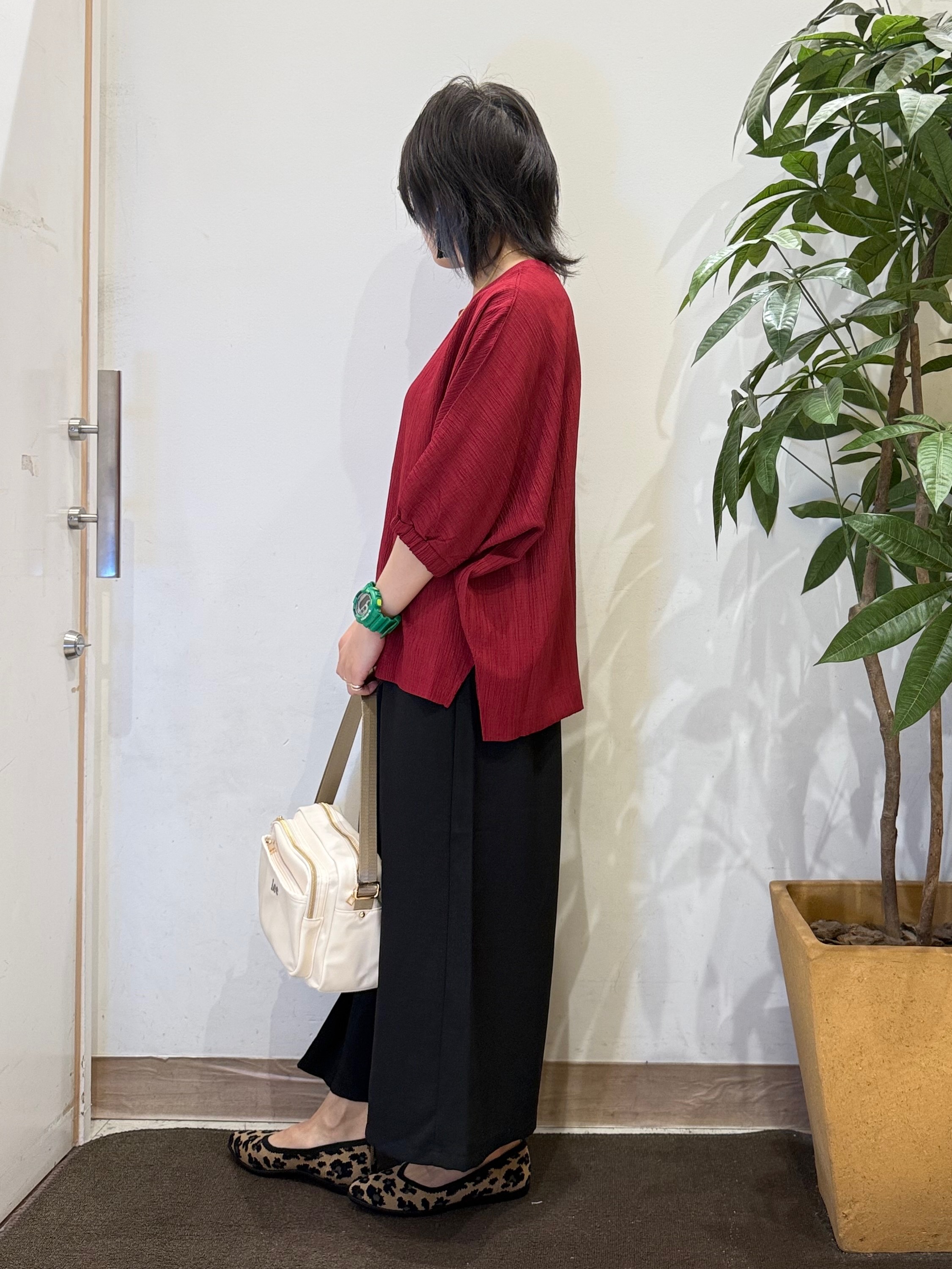 misakiさんの「SHOO･LA･RUE｜【インせず着られる/洗濯後しわになりにくい】しぼしぼドルマンブラウス」を使ったコーディネート