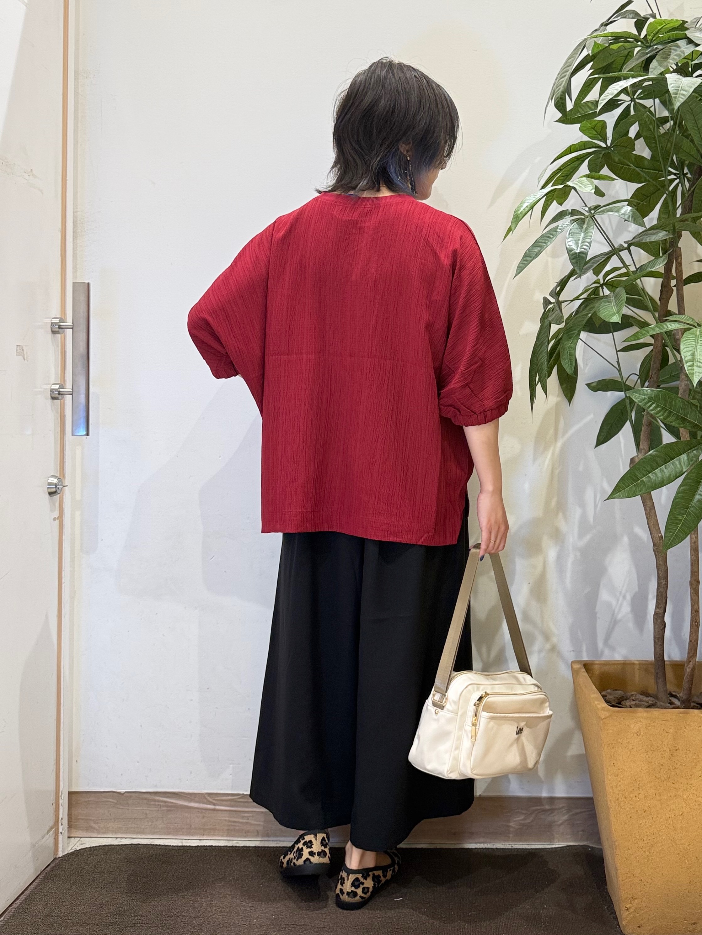 misakiさんの「SHOO･LA･RUE｜【インせず着られる/洗濯後しわになりにくい】しぼしぼドルマンブラウス」を使ったコーディネート