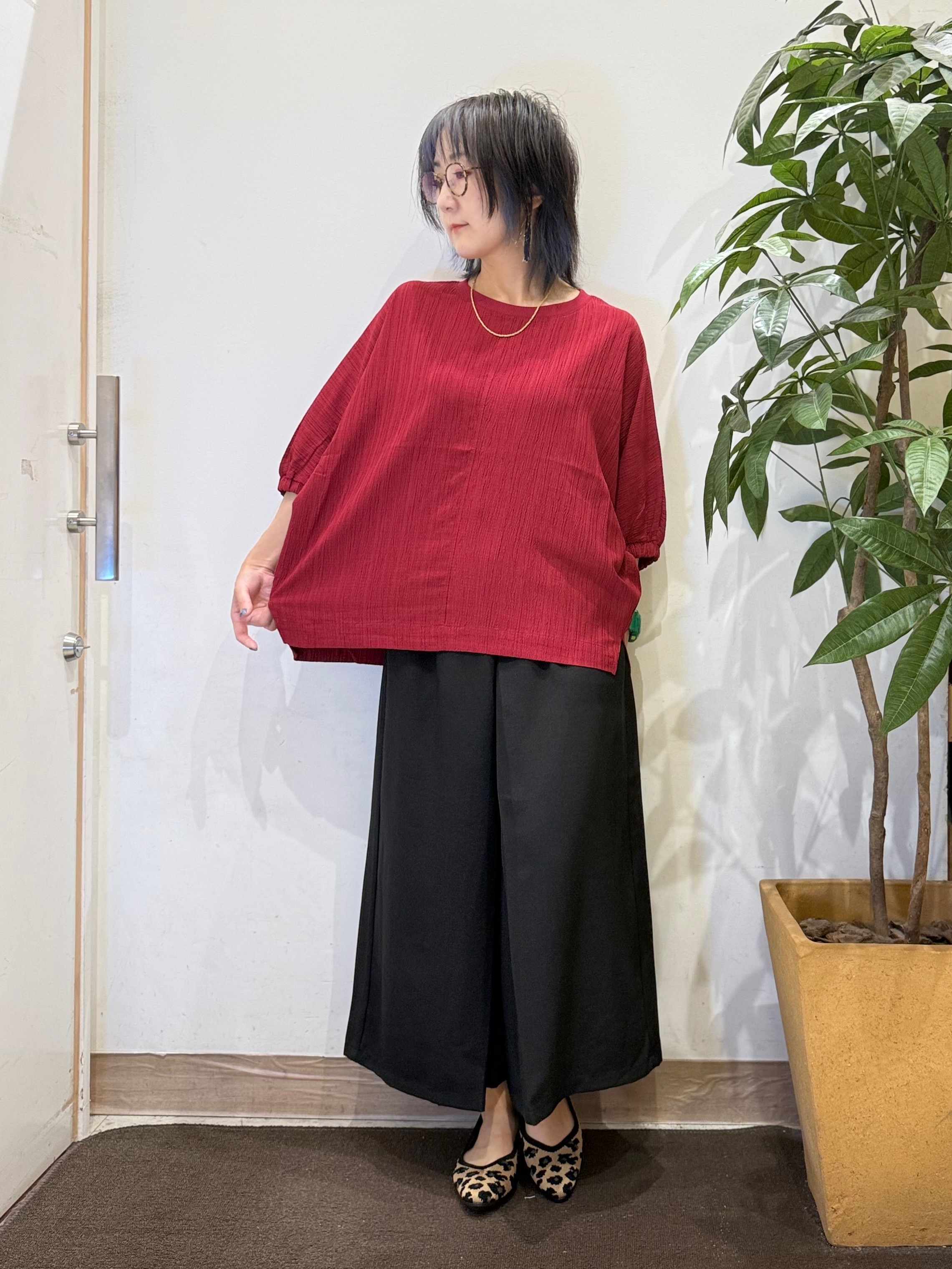 misakiさんの「SHOO･LA･RUE｜【インせず着られる/洗濯後しわになりにくい】しぼしぼドルマンブラウス」を使ったコーディネート