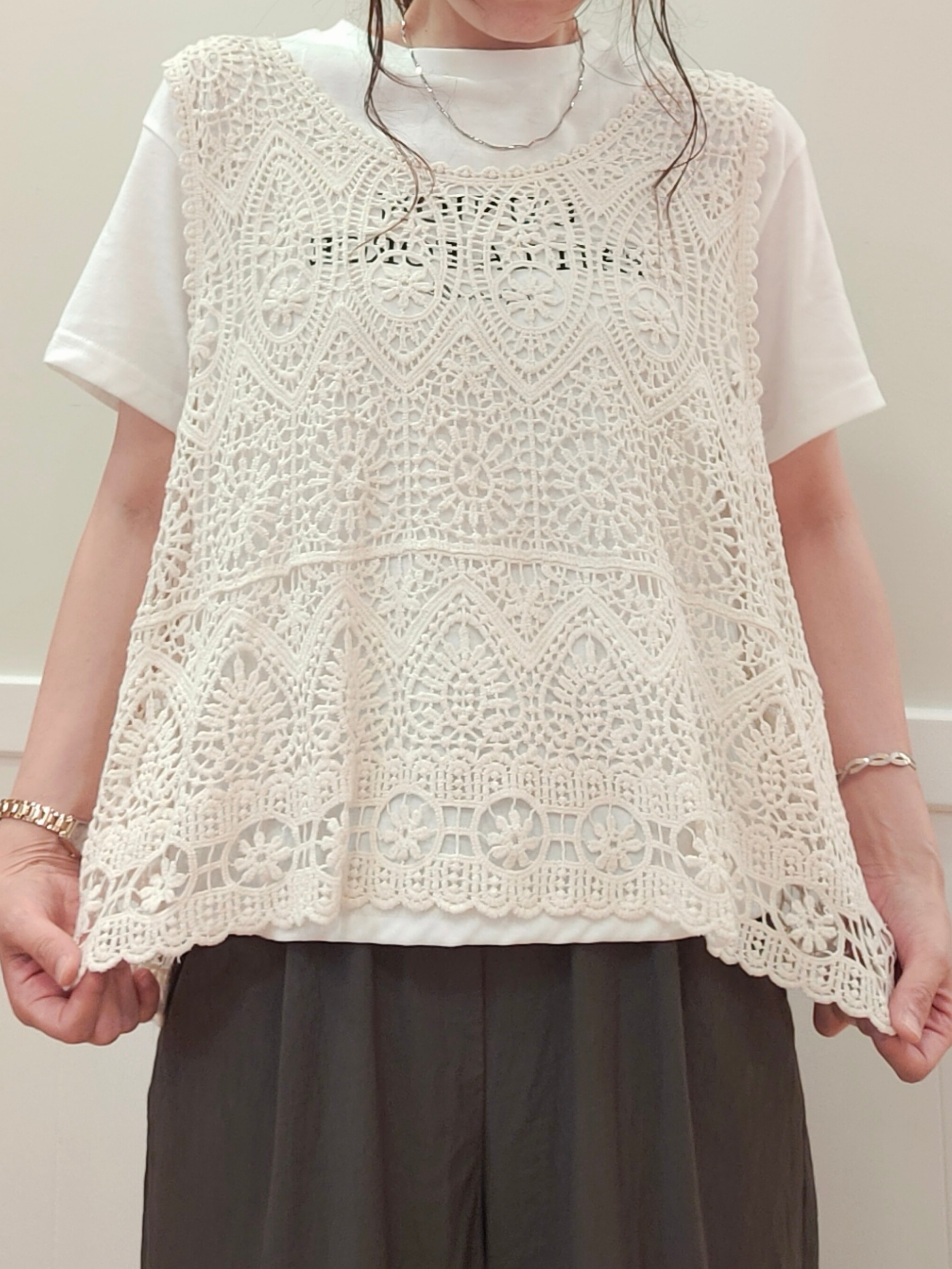 NMさんの「SHOO･LA･RUE｜【2点セット/体型カバー】瞬間レイヤードコーデが完成 クロシェ編みベスト+ロゴT」を使ったコーディネート