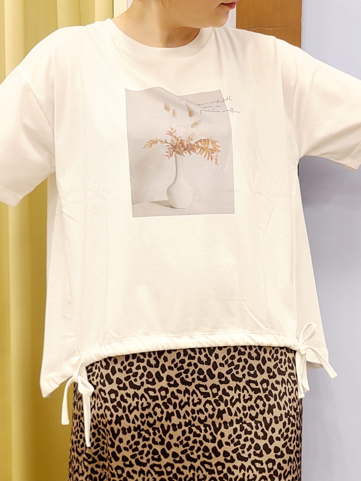 Chiiさんの「SHOO･LA･RUE｜【洗濯機可/体型カバー】プリントデザインが目を惹く 裾シャーリングTシャツ」を使ったコーディネート