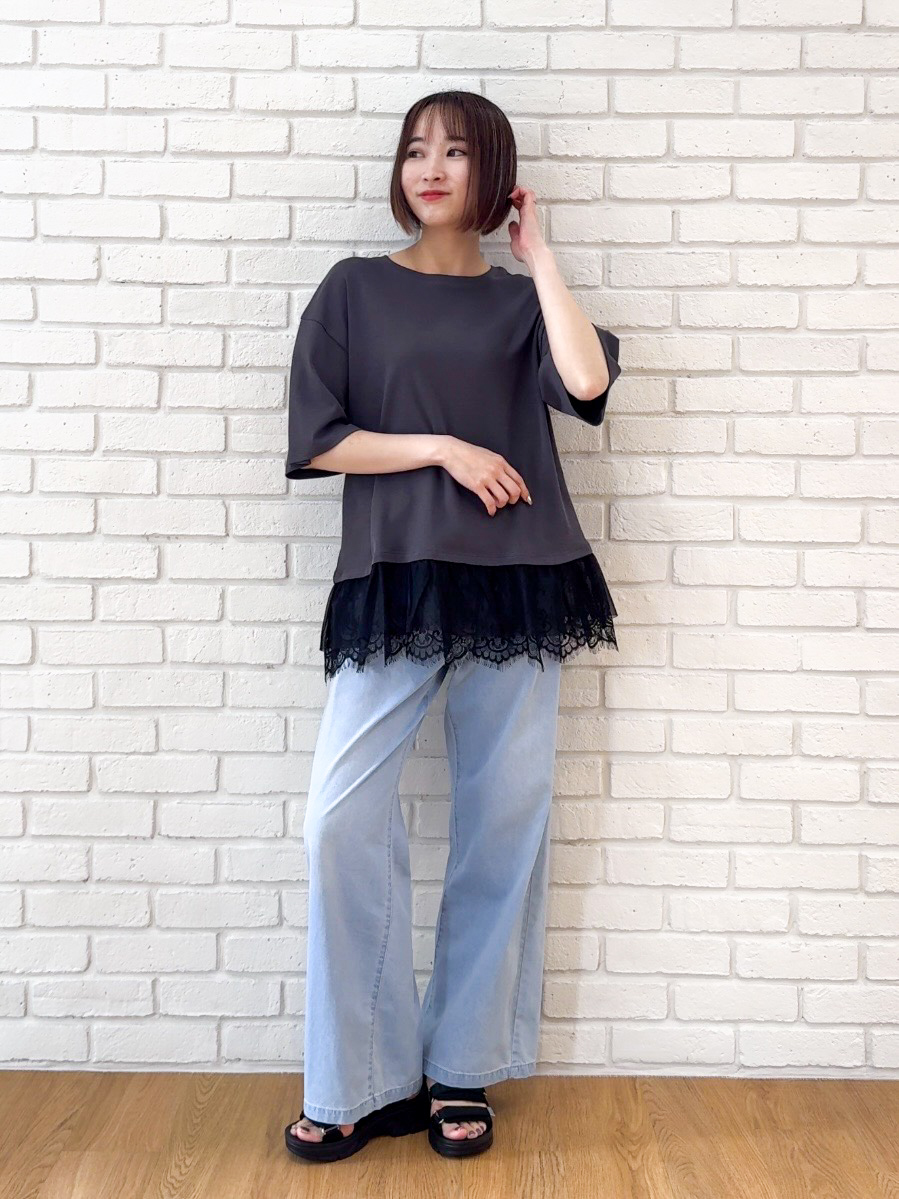 𝐜𝐡𝐢𝐤𝐚さんの「SHOO･LA･RUE｜【UV/抗菌防臭/S-LL】1枚でサマ見え 裾レースTシャツ」を使ったコーディネート