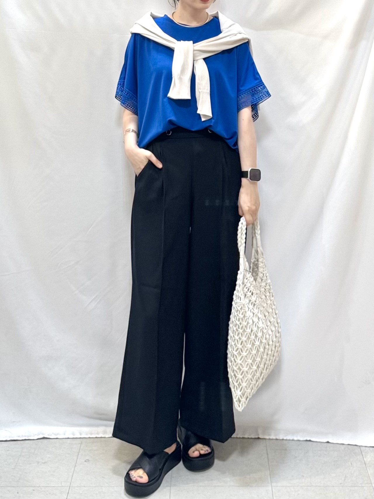 𝐇𝐢𝐫𝐨𝐦𝐢さんの「SHOO･LA･RUE｜【洗濯機可/UV】さらっとしたタッチが心地よい ショート丈 Vネックカーディガン」を使ったコーディネート