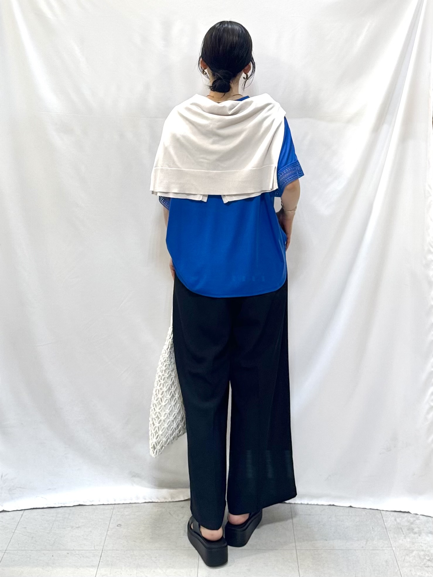 𝐇𝐢𝐫𝐨𝐦𝐢さんの「SHOO･LA･RUE｜【洗濯機可/UV】さらっとしたタッチが心地よい ショート丈 Vネックカーディガン」を使ったコーディネート