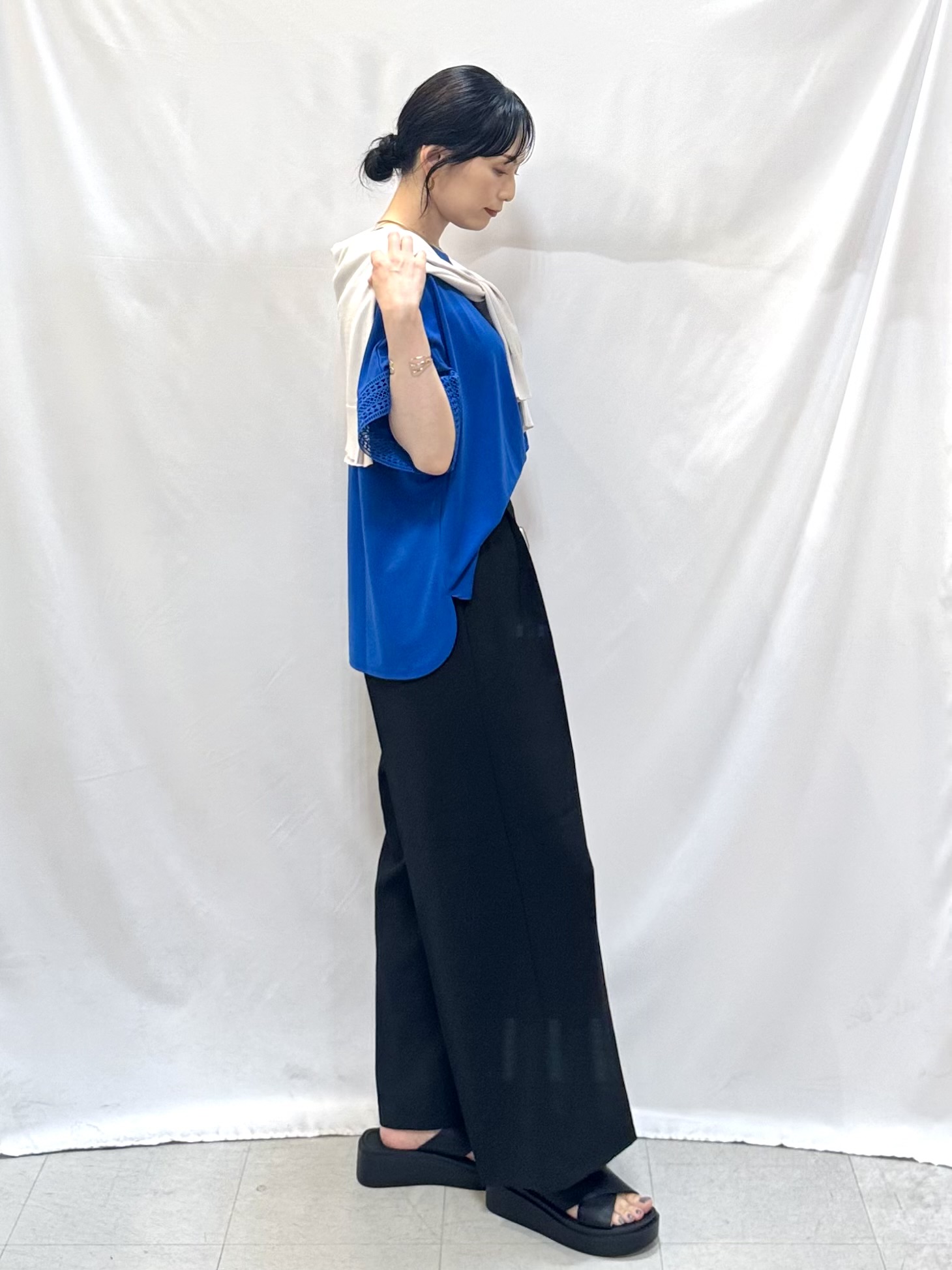 𝐇𝐢𝐫𝐨𝐦𝐢さんの「SHOO･LA･RUE｜【洗濯機可/UV】さらっとしたタッチが心地よい ショート丈 Vネックカーディガン」を使ったコーディネート