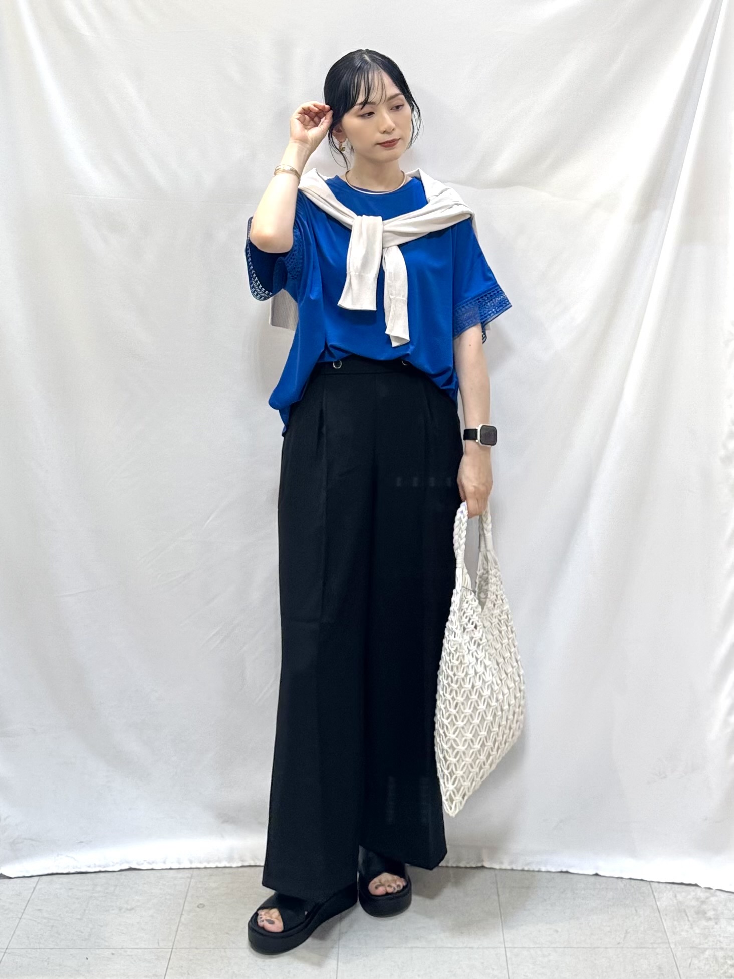 𝐇𝐢𝐫𝐨𝐦𝐢さんの「SHOO･LA･RUE｜【洗濯機可/UV】さらっとしたタッチが心地よい ショート丈 Vネックカーディガン」を使ったコーディネート
