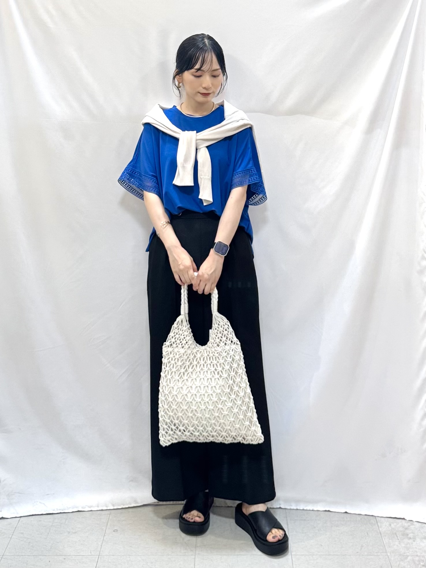 𝐇𝐢𝐫𝐨𝐦𝐢さんの「SHOO･LA･RUE｜【洗濯機可/UV】さらっとしたタッチが心地よい ショート丈 Vネックカーディガン」を使ったコーディネート