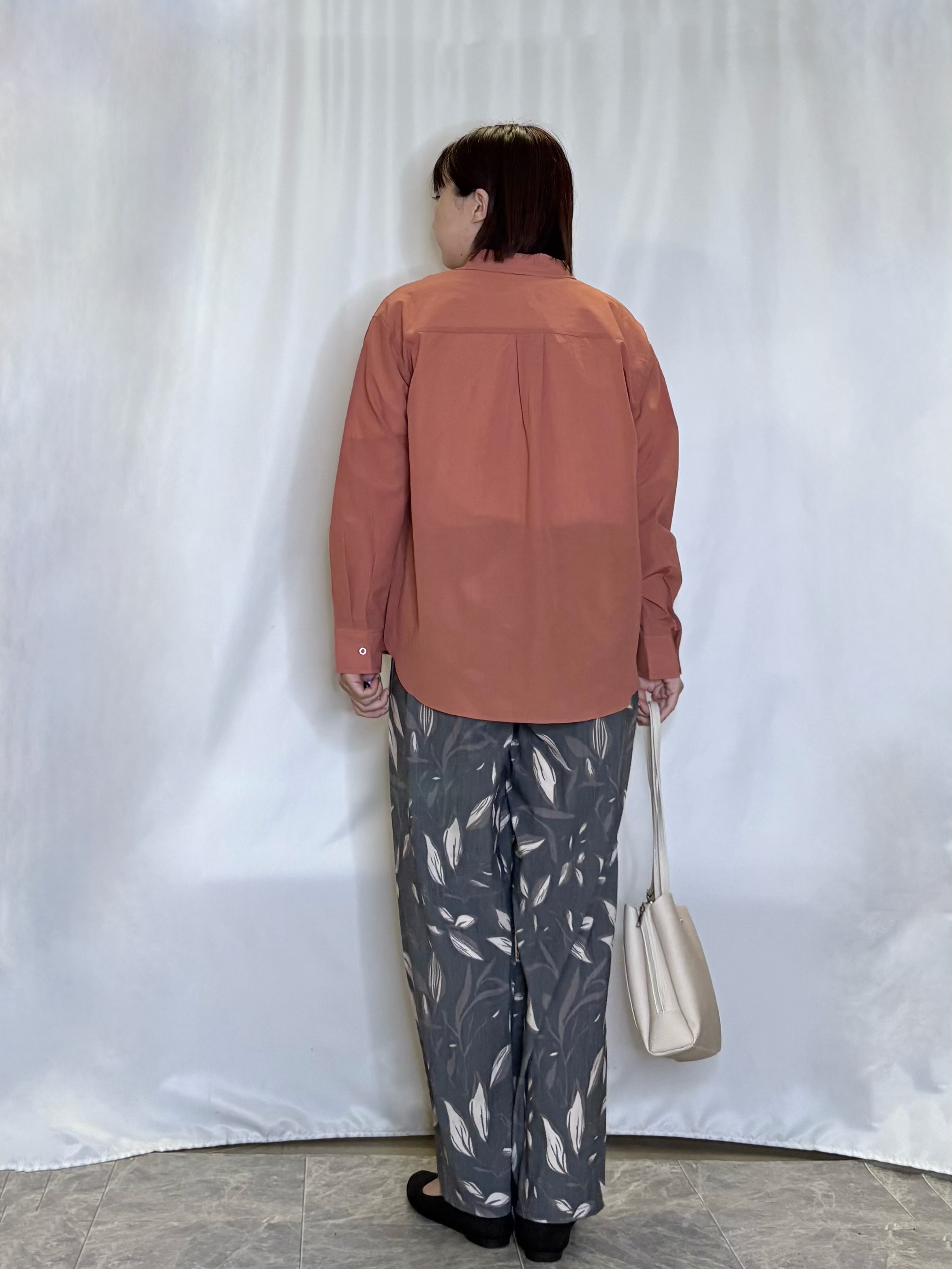ネリさんの「SHOO･LA･RUE｜【通気性〇/S-LL/洗濯機可】羽織にも使いやすい きちんとベーシックシャツ」を使ったコーディネート