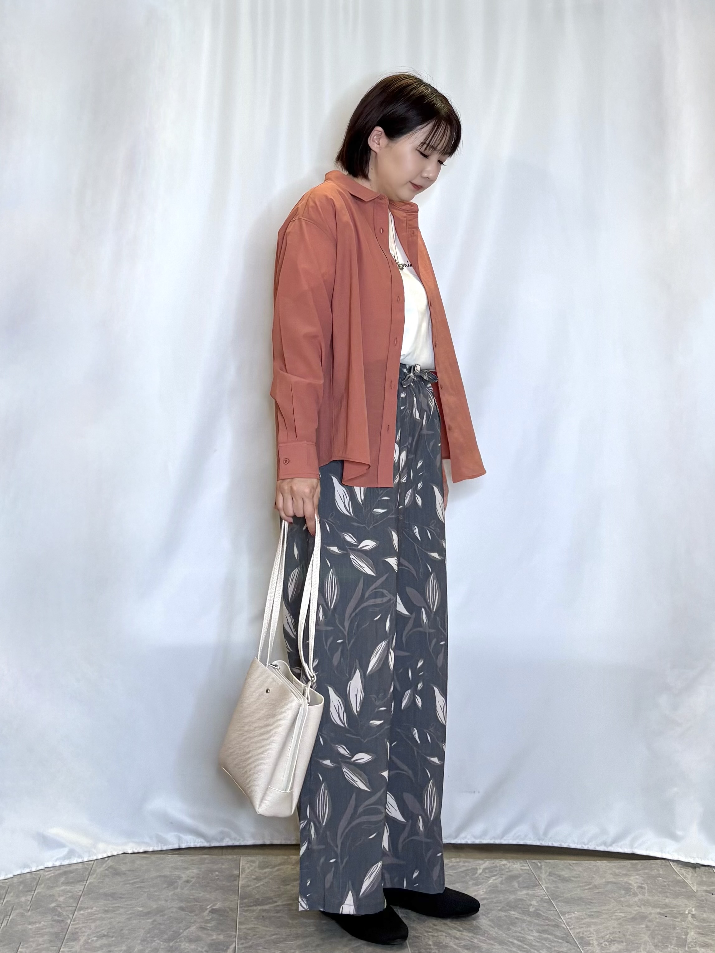 ネリさんの「SHOO･LA･RUE｜【通気性〇/S-LL/洗濯機可】羽織にも使いやすい きちんとベーシックシャツ」を使ったコーディネート