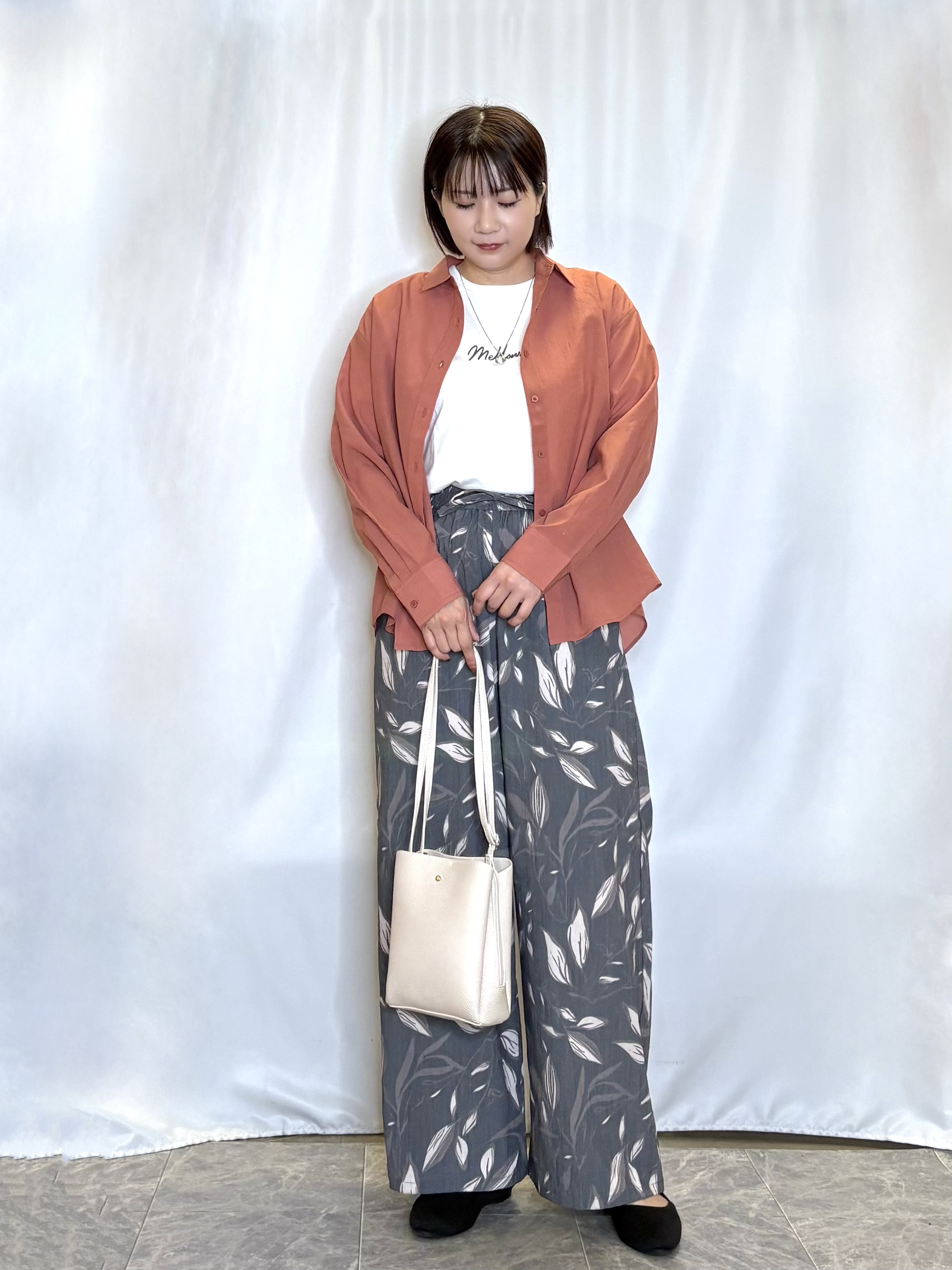 ネリさんの「SHOO･LA･RUE｜【通気性〇/S-LL/洗濯機可】羽織にも使いやすい きちんとベーシックシャツ」を使ったコーディネート