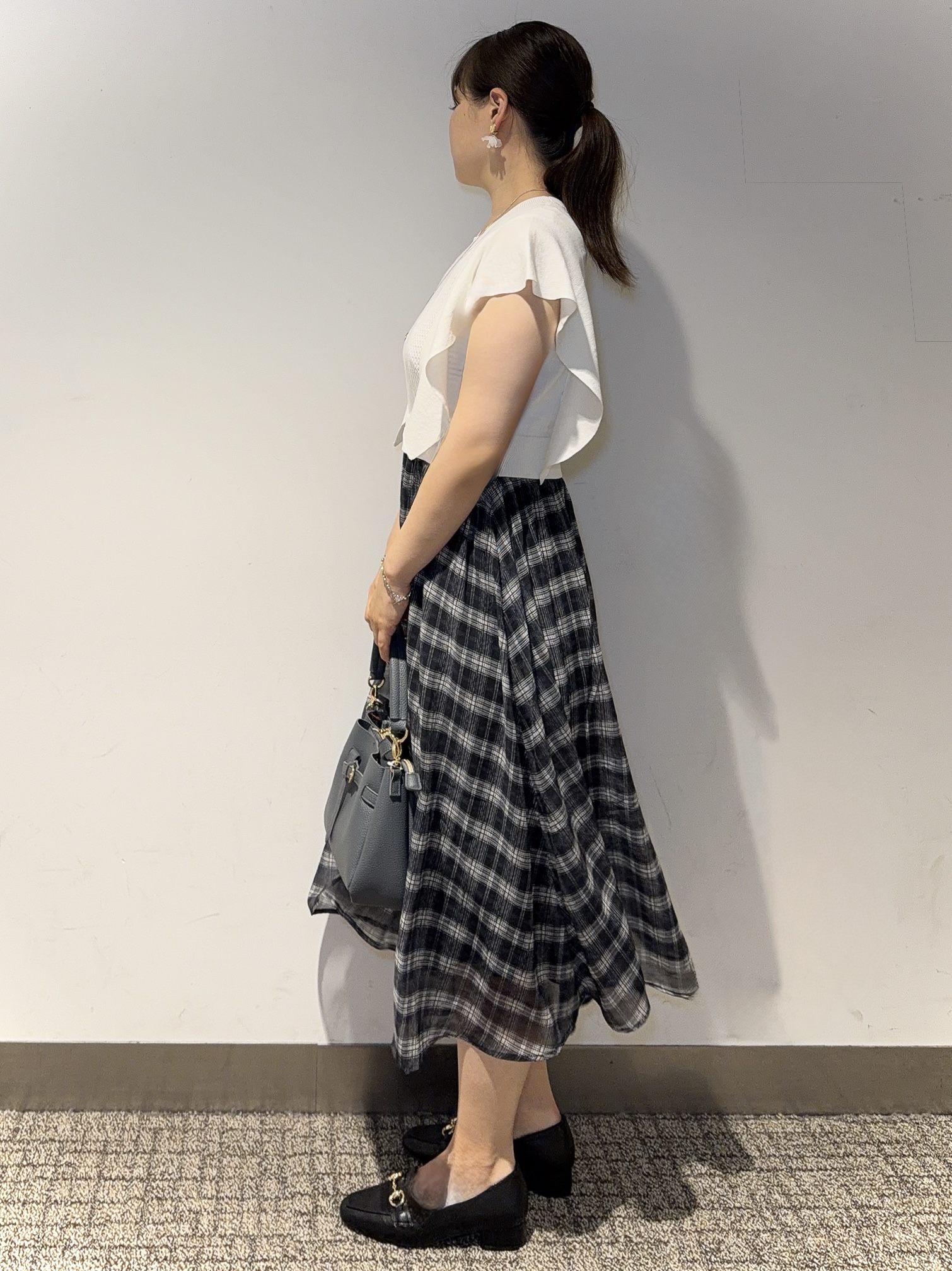 みーさんの「grove｜【低身長さんも選べる着丈・洗濯機◎】1枚で華やか 肩フリルニットドッキングワンピース」を使ったコーディネート