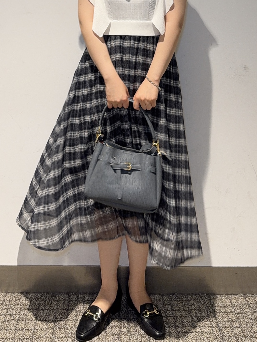 みーさんの「grove｜【低身長さんも選べる着丈・洗濯機◎】1枚で華やか 肩フリルニットドッキングワンピース」を使ったコーディネート