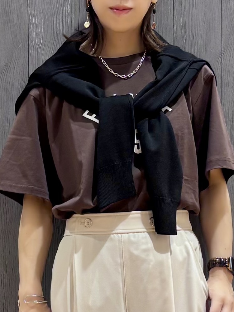 meiさんの「SHOO･LA･RUE｜【洗濯機可/S-LL】夏に快適サラサラ感 大人のプリントTシャツ」を使ったコーディネート