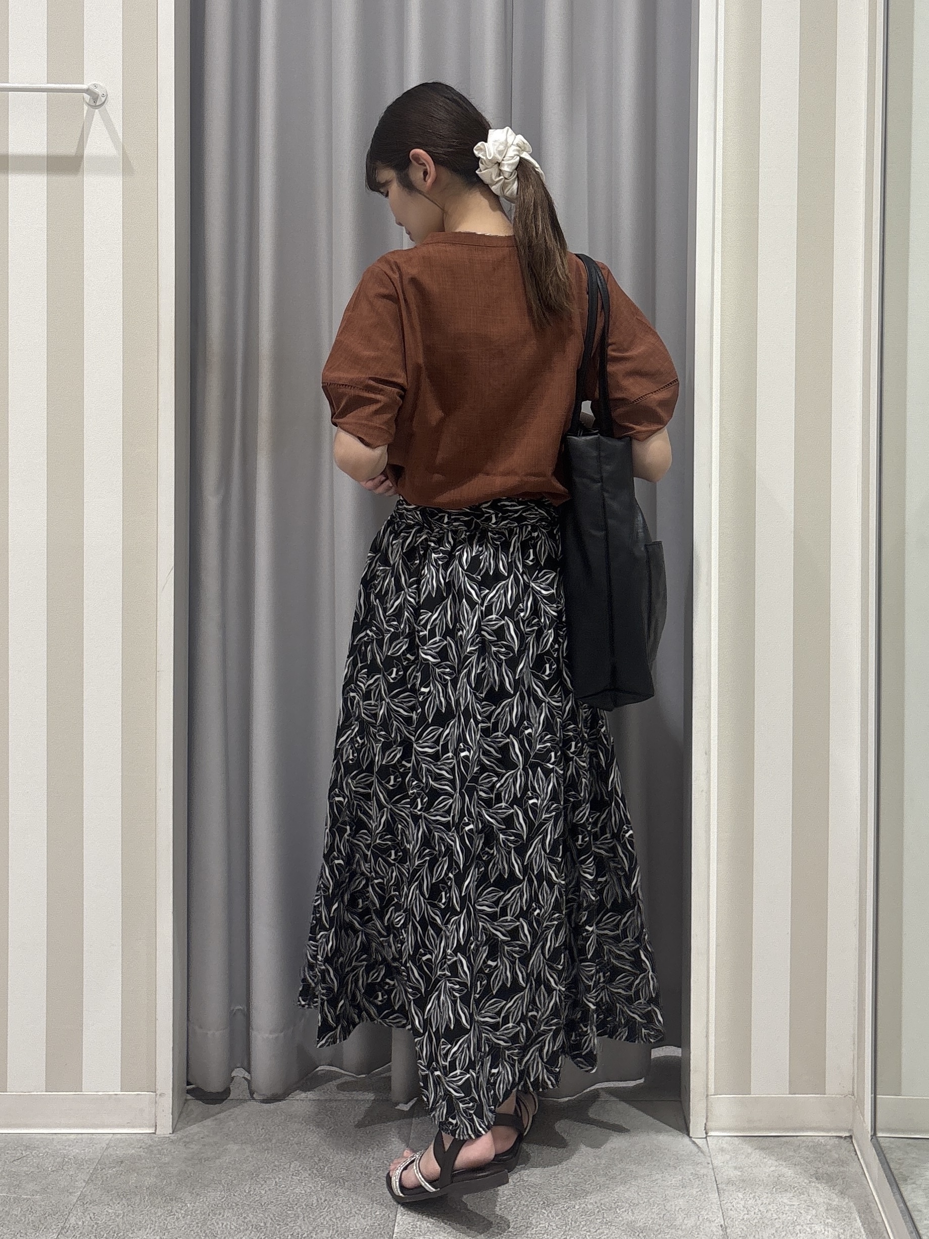 Rikaさんの「SHOO･LA･RUE｜【洗濯後しわになりにくい/インせずきまる】シンプルだけど女性らしい 麻調スキッパーブラウス」を使ったコーディネート