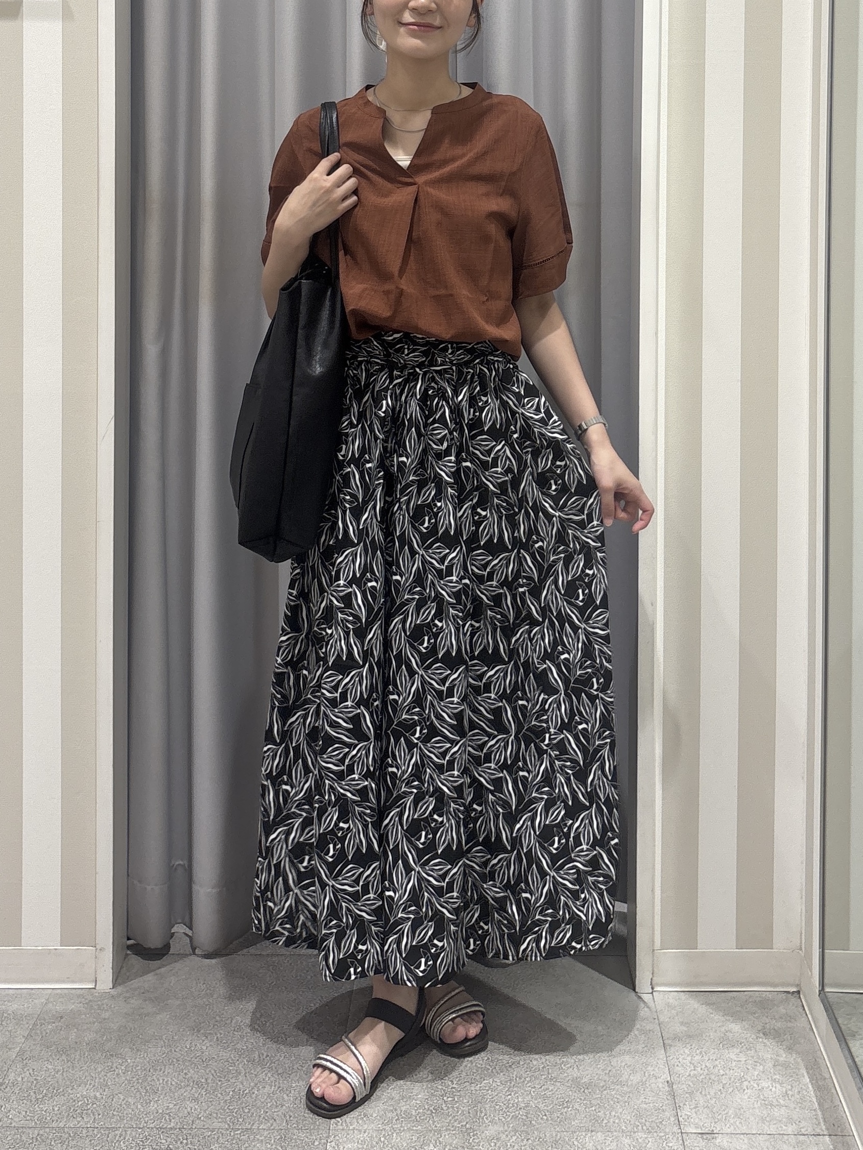 Rikaさんの「SHOO･LA･RUE｜【洗濯後しわになりにくい/インせずきまる】シンプルだけど女性らしい 麻調スキッパーブラウス」を使ったコーディネート