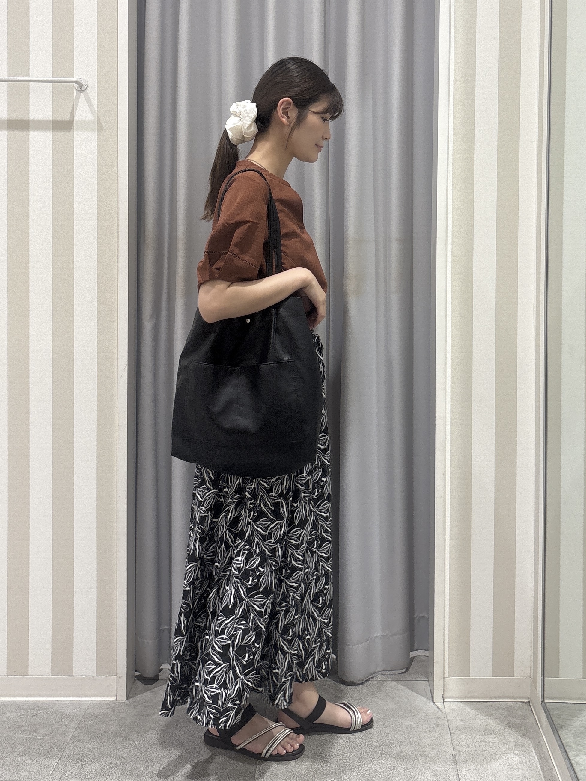 Rikaさんの「SHOO･LA･RUE｜【洗濯後しわになりにくい/インせずきまる】シンプルだけど女性らしい 麻調スキッパーブラウス」を使ったコーディネート