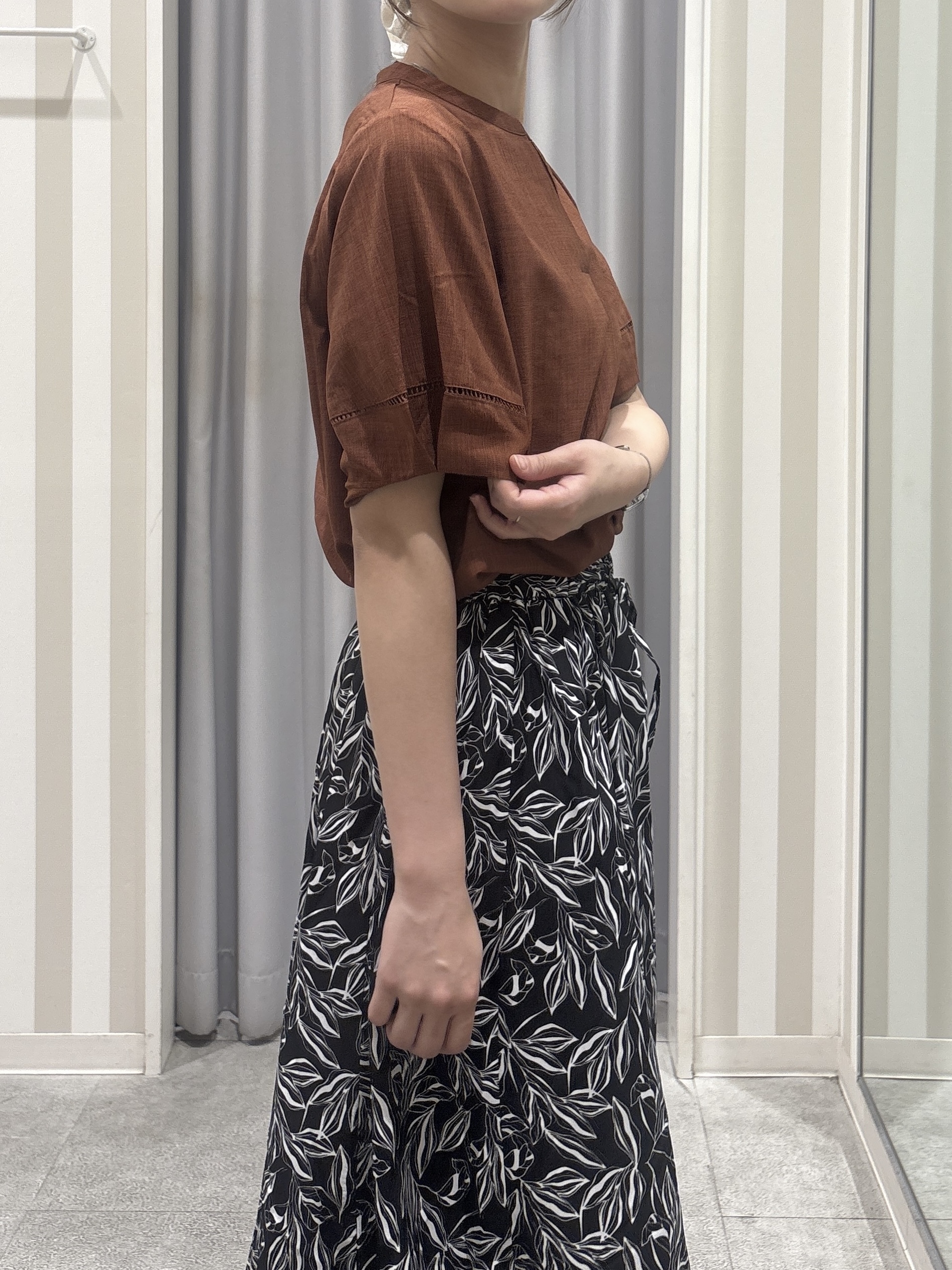Rikaさんの「SHOO･LA･RUE｜【洗濯後しわになりにくい/インせずきまる】シンプルだけど女性らしい 麻調スキッパーブラウス」を使ったコーディネート