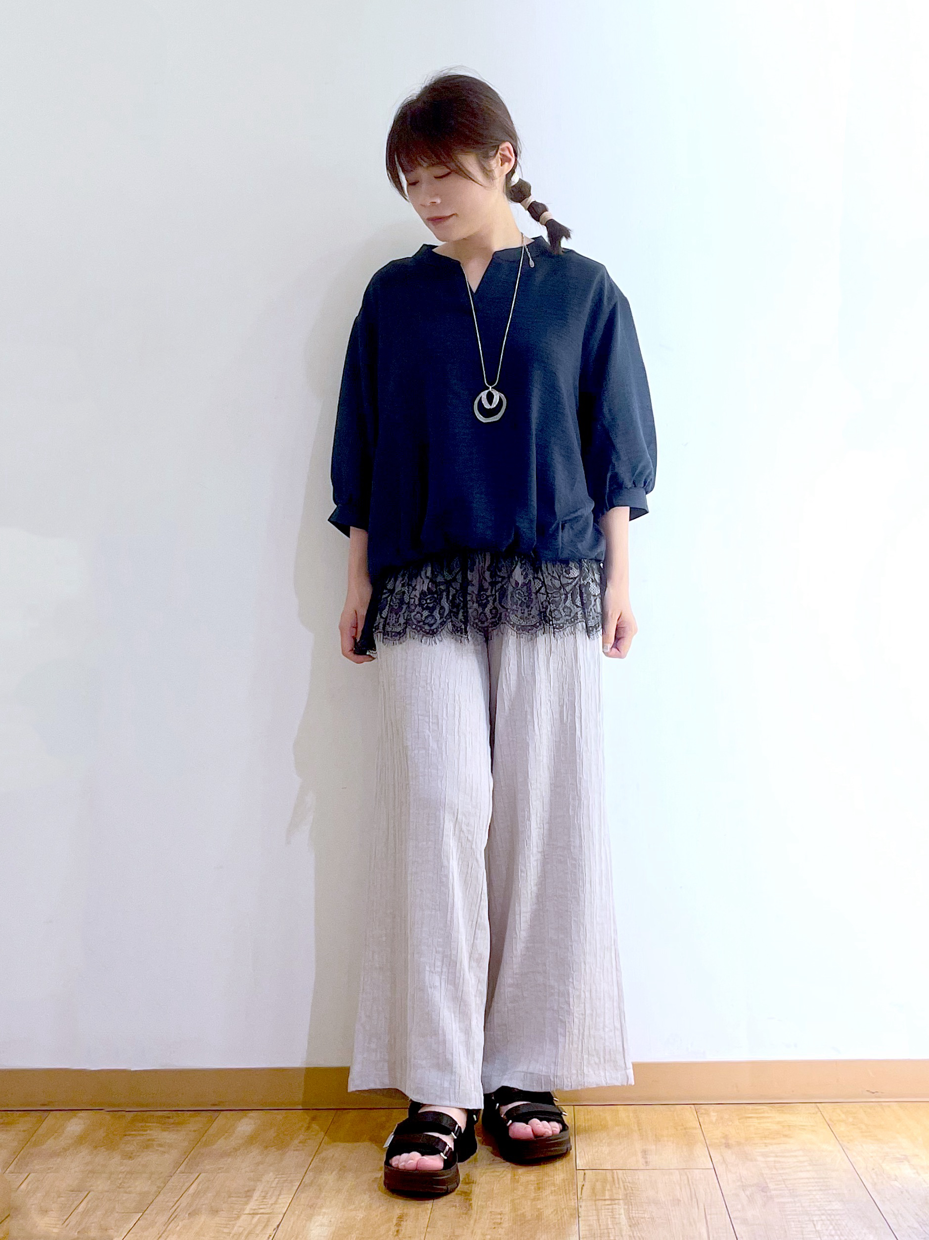 かのさんの「SHOO･LA･RUE｜【インしないで着られる/S-LL/洗濯機可】1枚で決まる裾レース 大人上品スキッパーブラウス」を使ったコーディネート