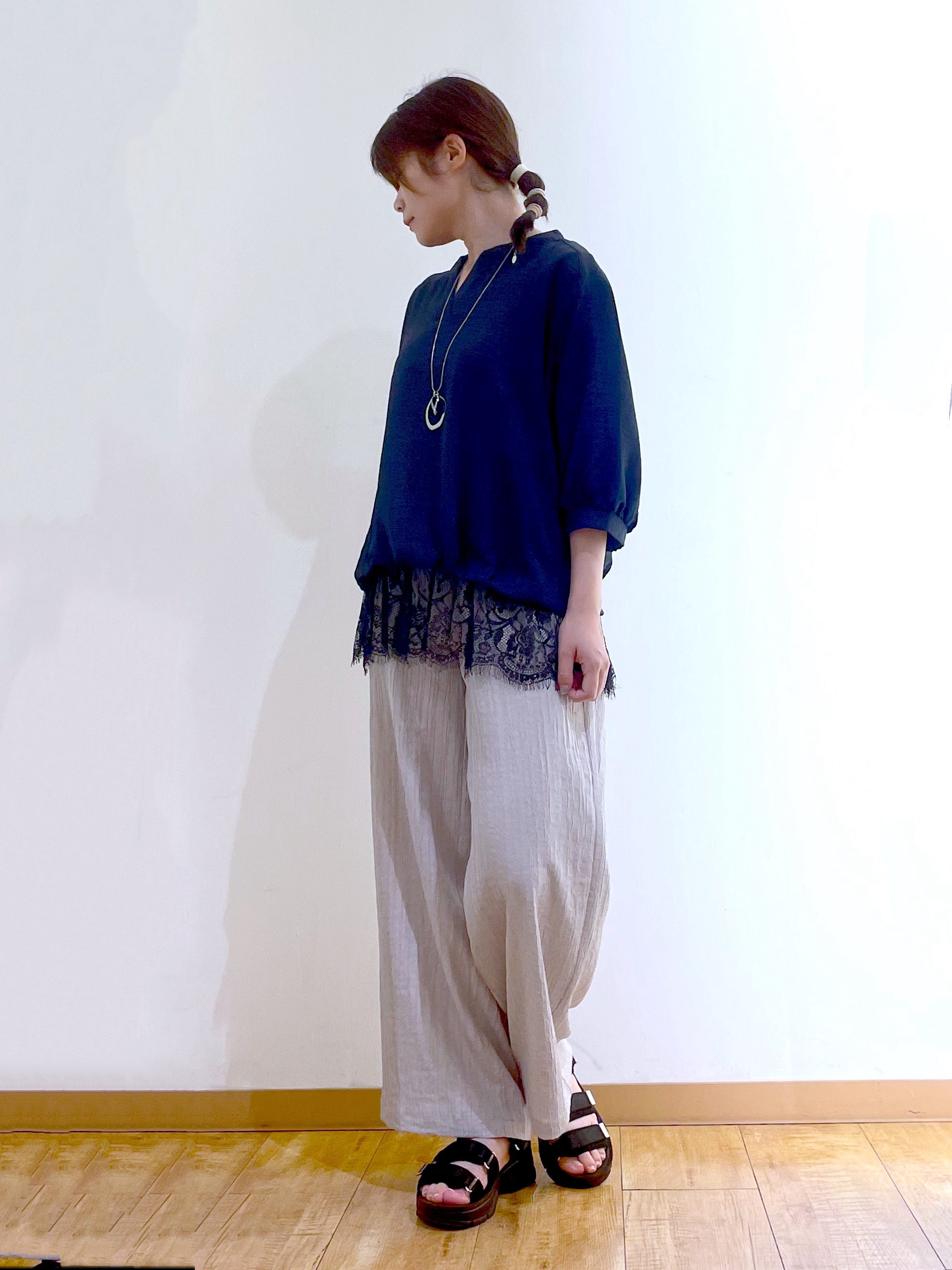 かのさんの「SHOO･LA･RUE｜【インしないで着られる/S-LL/洗濯機可】1枚で決まる裾レース 大人上品スキッパーブラウス」を使ったコーディネート