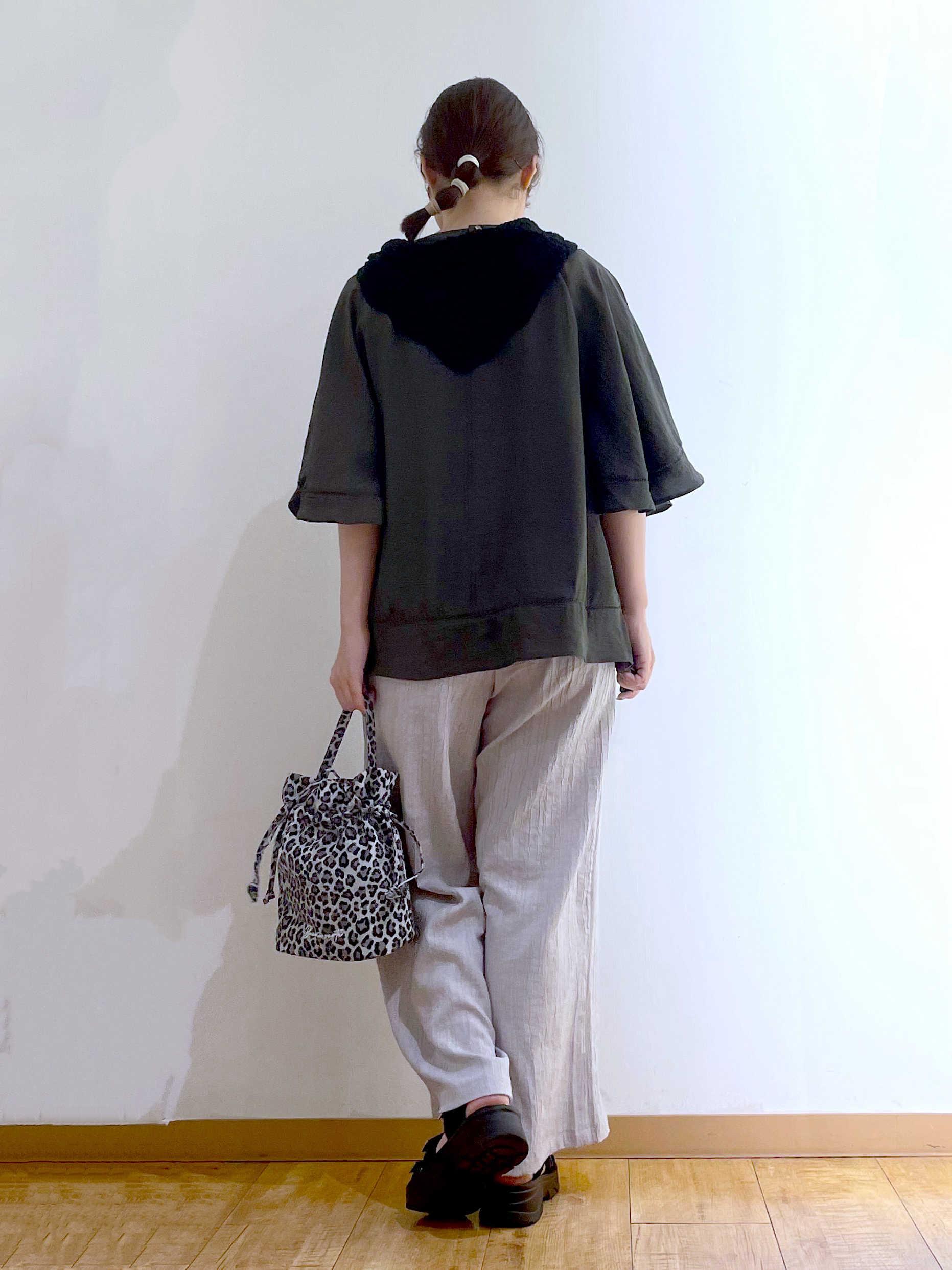 かのさんの「SHOO･LA･RUE｜【S-LL/洗濯機可/体型カバー】はしごレースがポイント スラブポンチョ風ブラウス」を使ったコーディネート