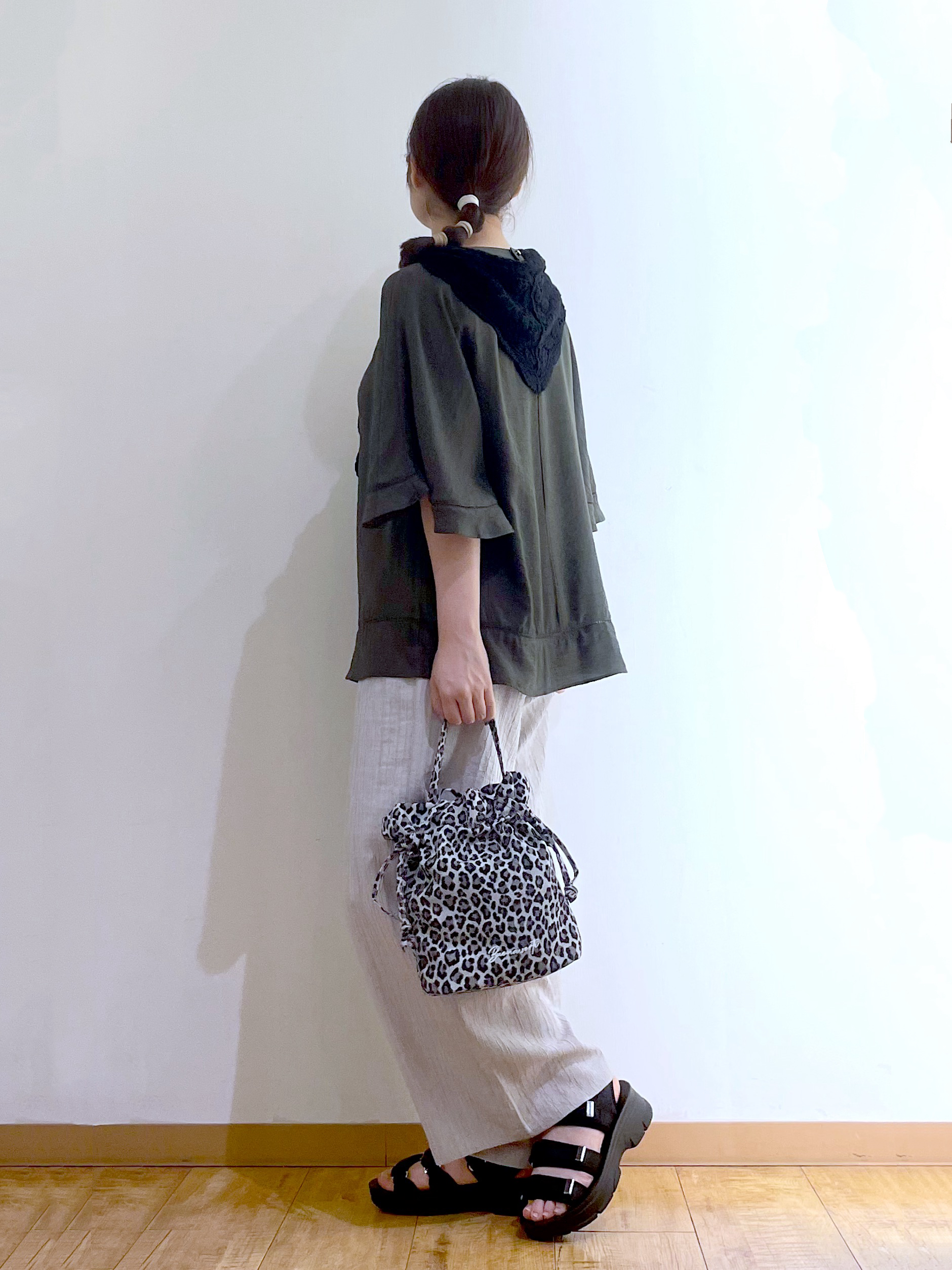 かのさんの「SHOO･LA･RUE｜【S-LL/洗濯機可/体型カバー】はしごレースがポイント スラブポンチョ風ブラウス」を使ったコーディネート