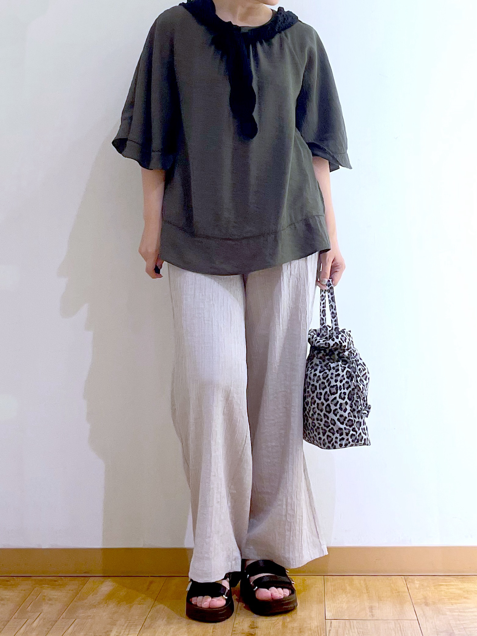 かのさんの「SHOO･LA･RUE｜【S-LL/洗濯機可/体型カバー】はしごレースがポイント スラブポンチョ風ブラウス」を使ったコーディネート