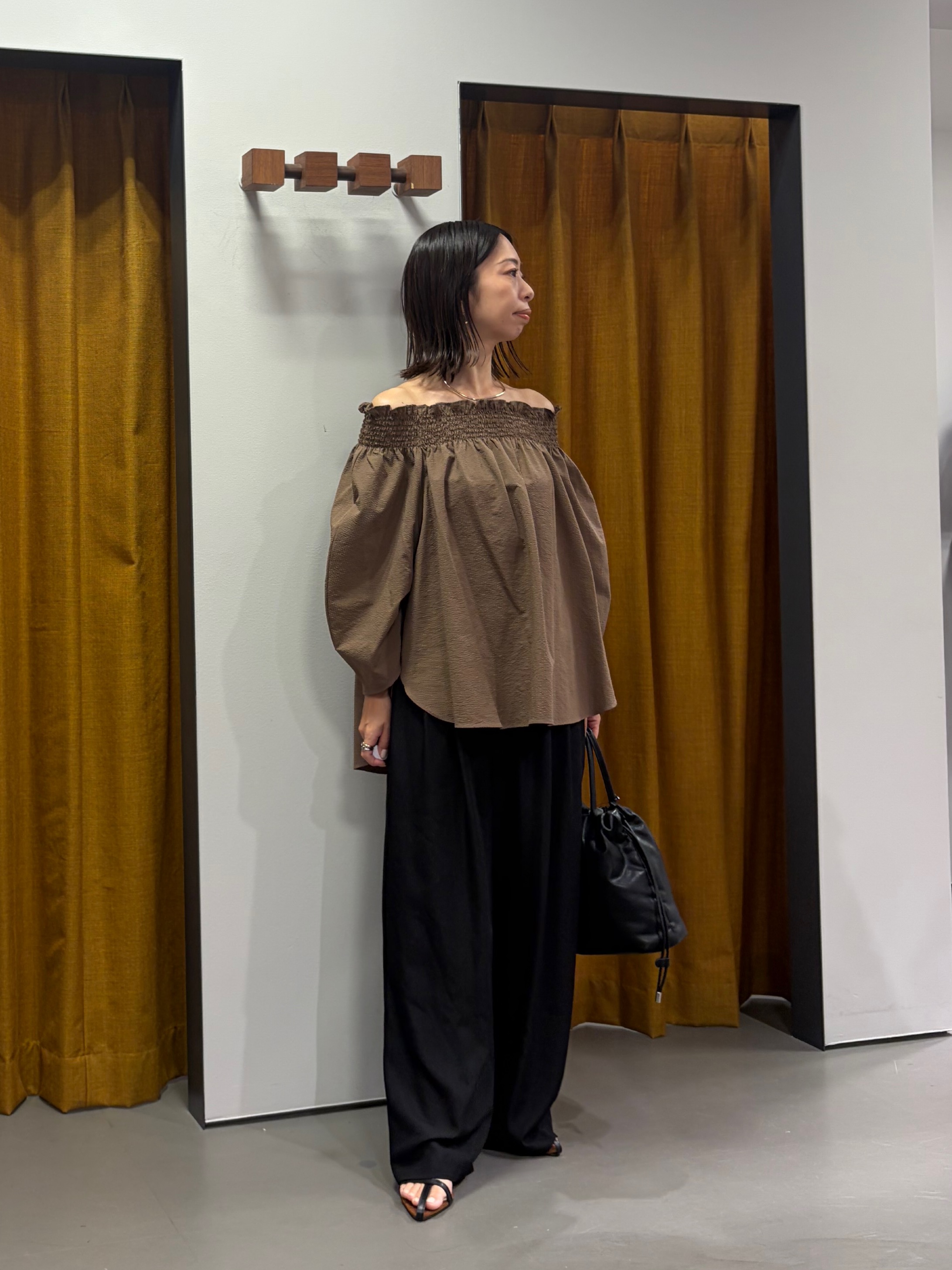 Mikoさんの「INDIVI｜サッカーオフショルブラウス【再入荷／2WAY】」を使ったコーディネート