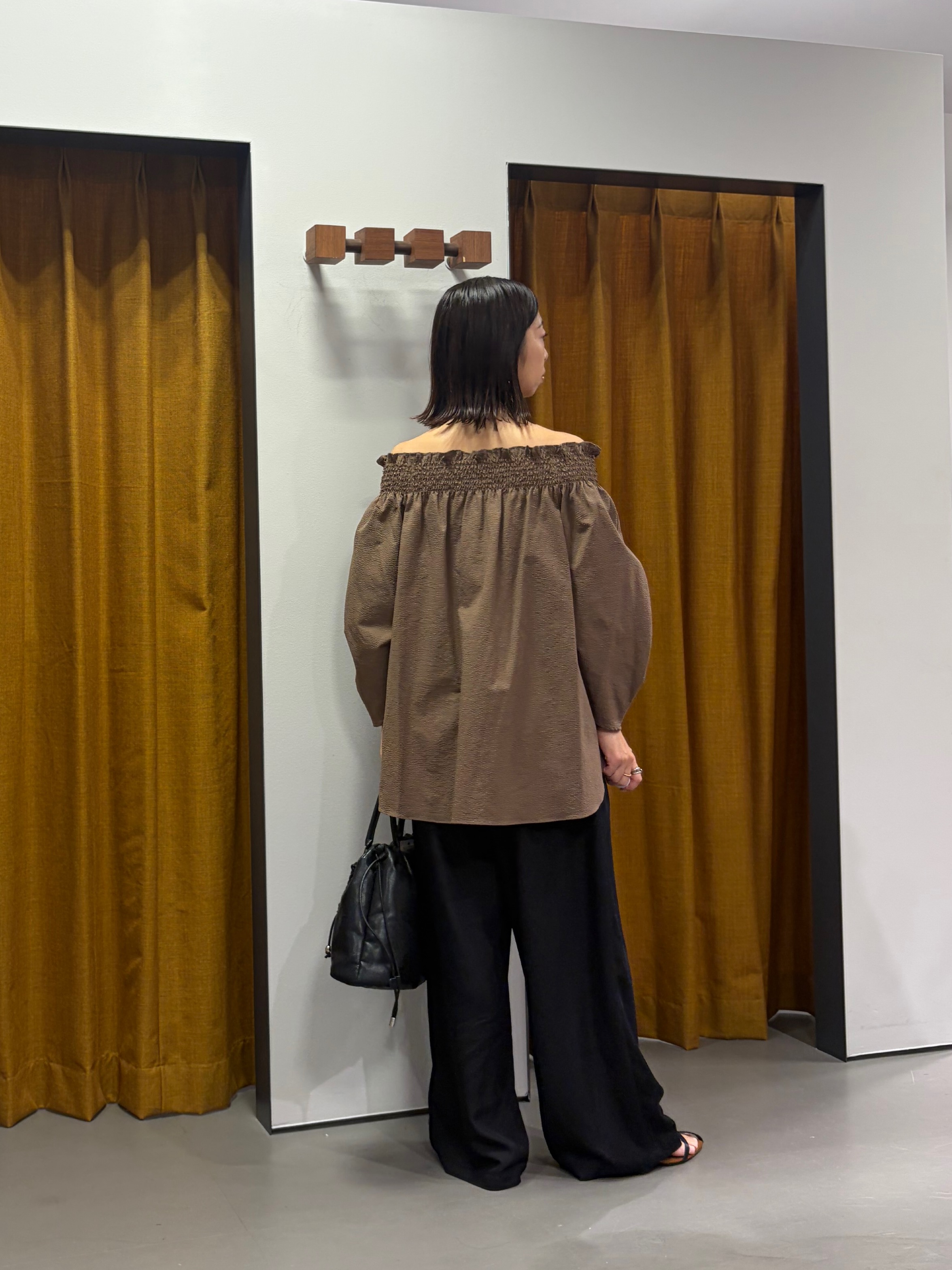 Mikoさんの「INDIVI｜サッカーオフショルブラウス【再入荷／2WAY】」を使ったコーディネート